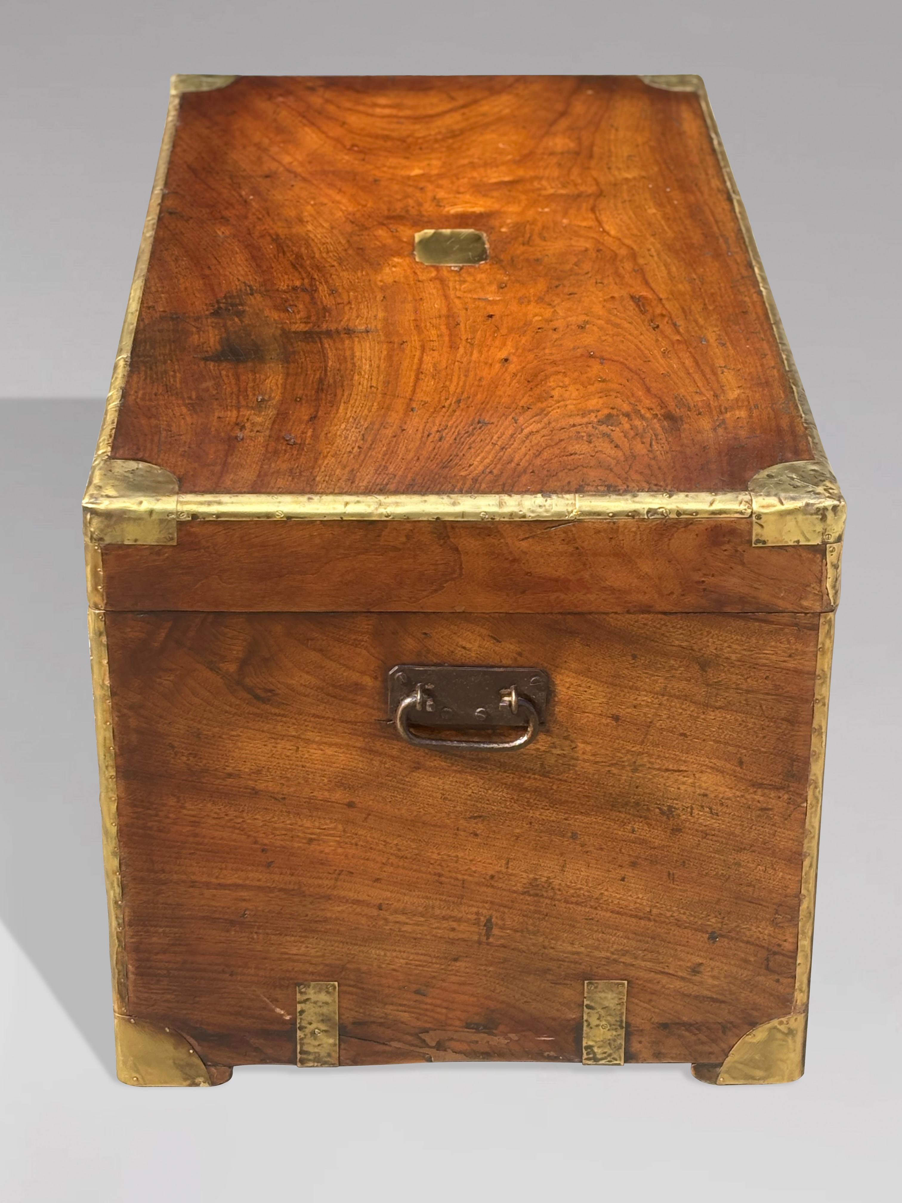 Gran baúl de campaña de madera de alcanfor del siglo XIX en venta 4