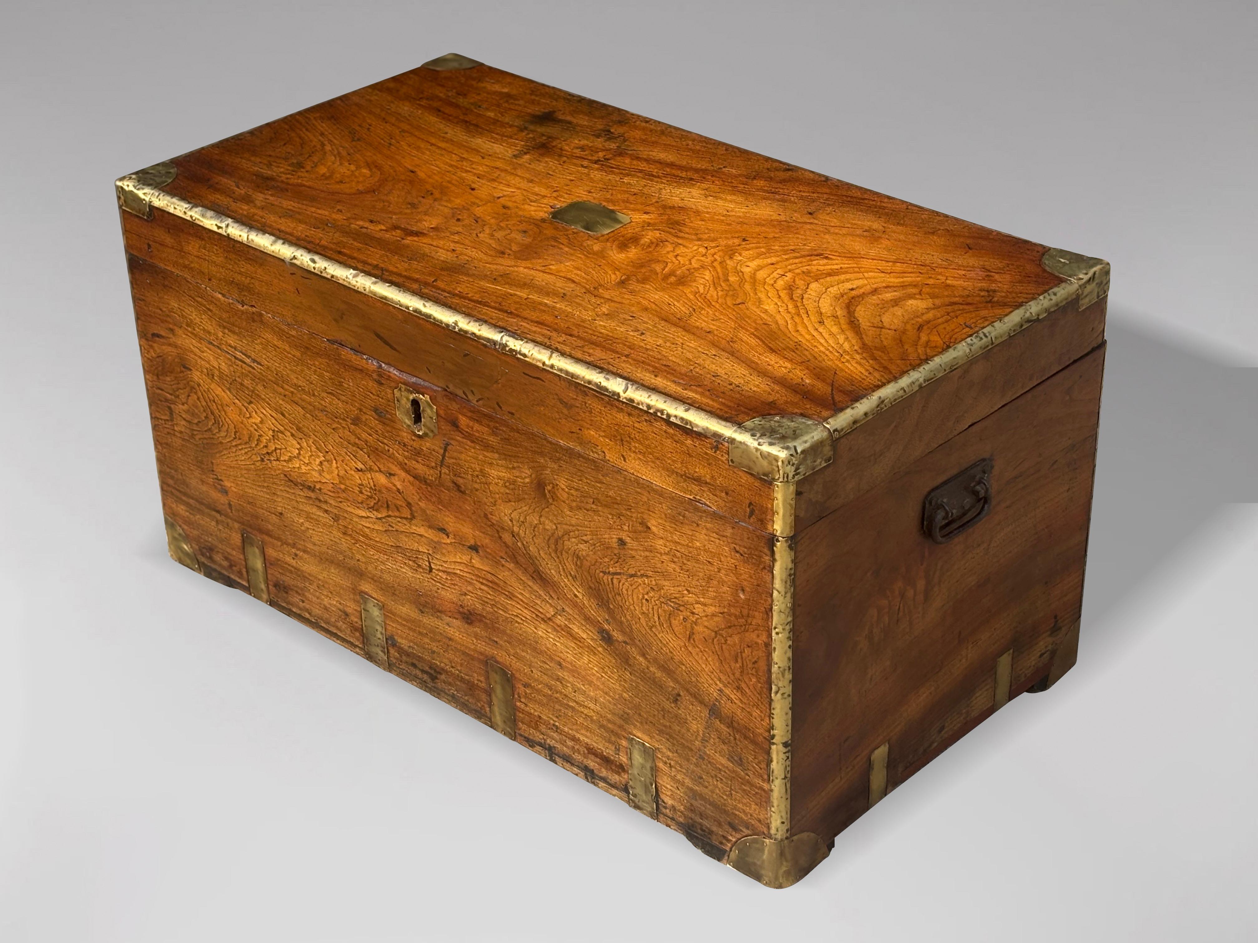 Gran baúl de campaña del siglo XIX, de latón y alcanfor, con una impresionante pátina rica

Gran baúl de campaña de finales del siglo XIX, de madera de alcanfor, con monturas de latón, tapa abatible, decorado con bordes de latón, bordes interiores