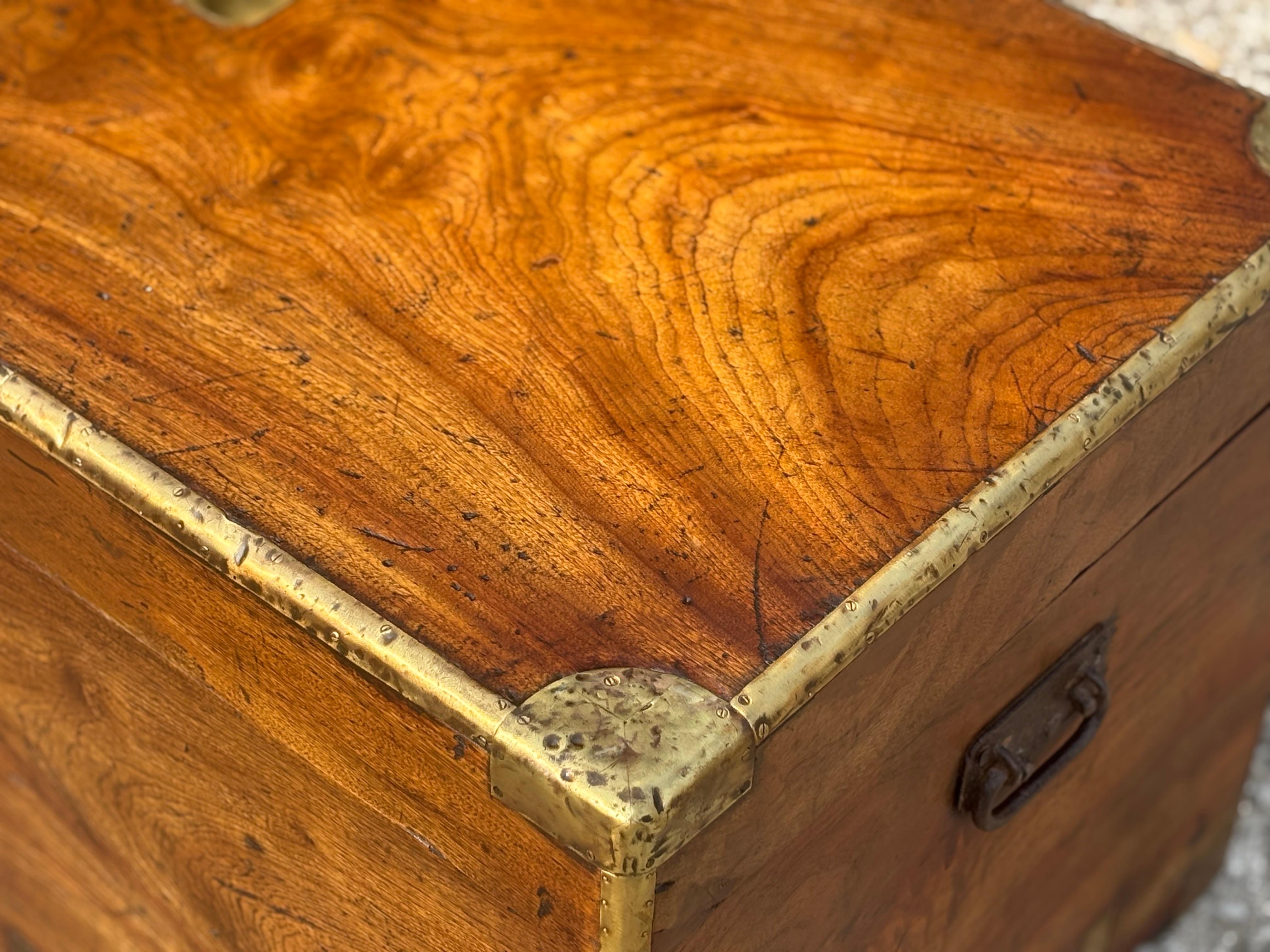 Gran baúl de campaña de madera de alcanfor del siglo XIX Británico en venta