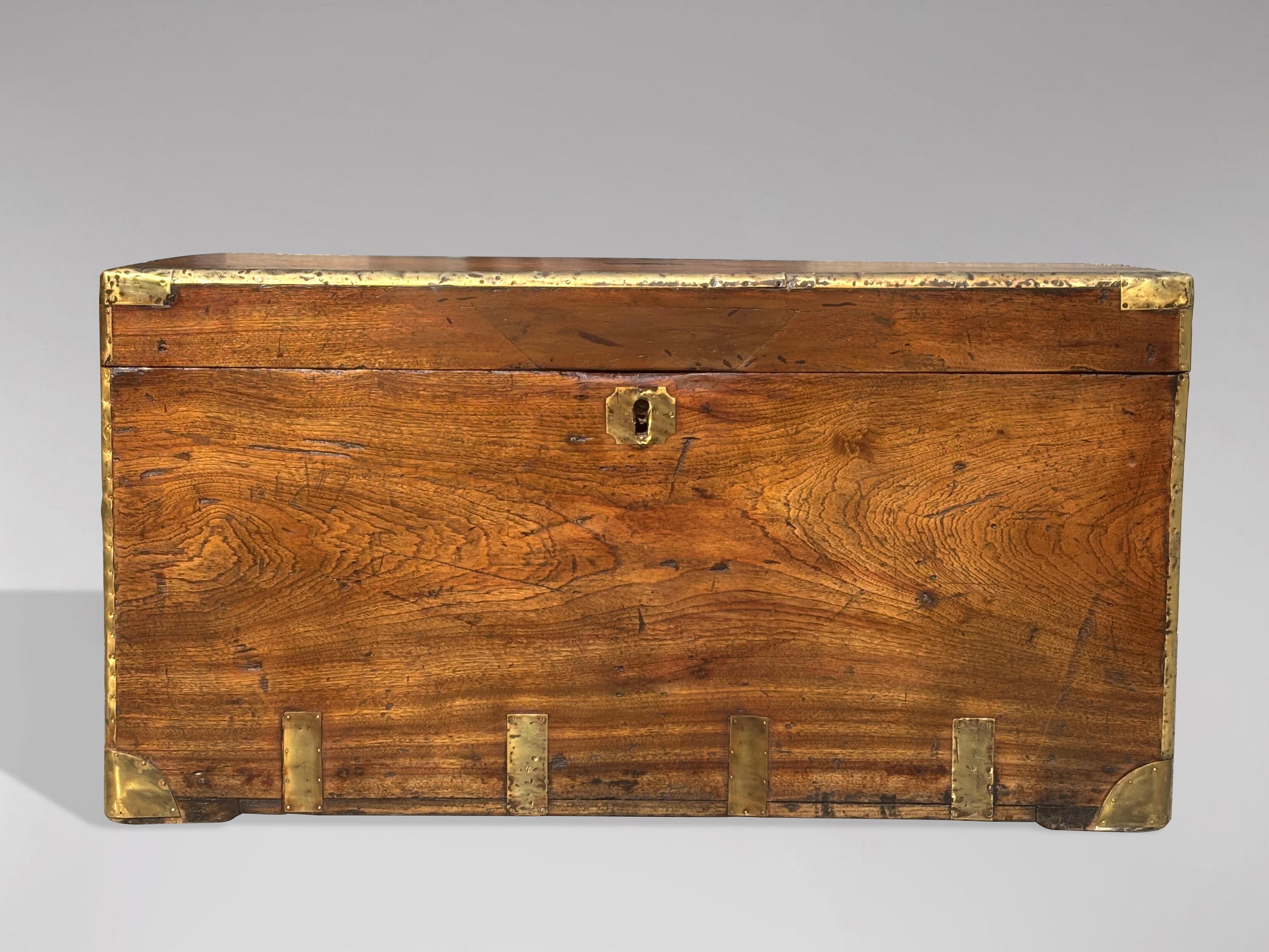 Gran baúl de campaña de madera de alcanfor del siglo XIX en Bueno estado para la venta en Petworth,West Sussex, GB