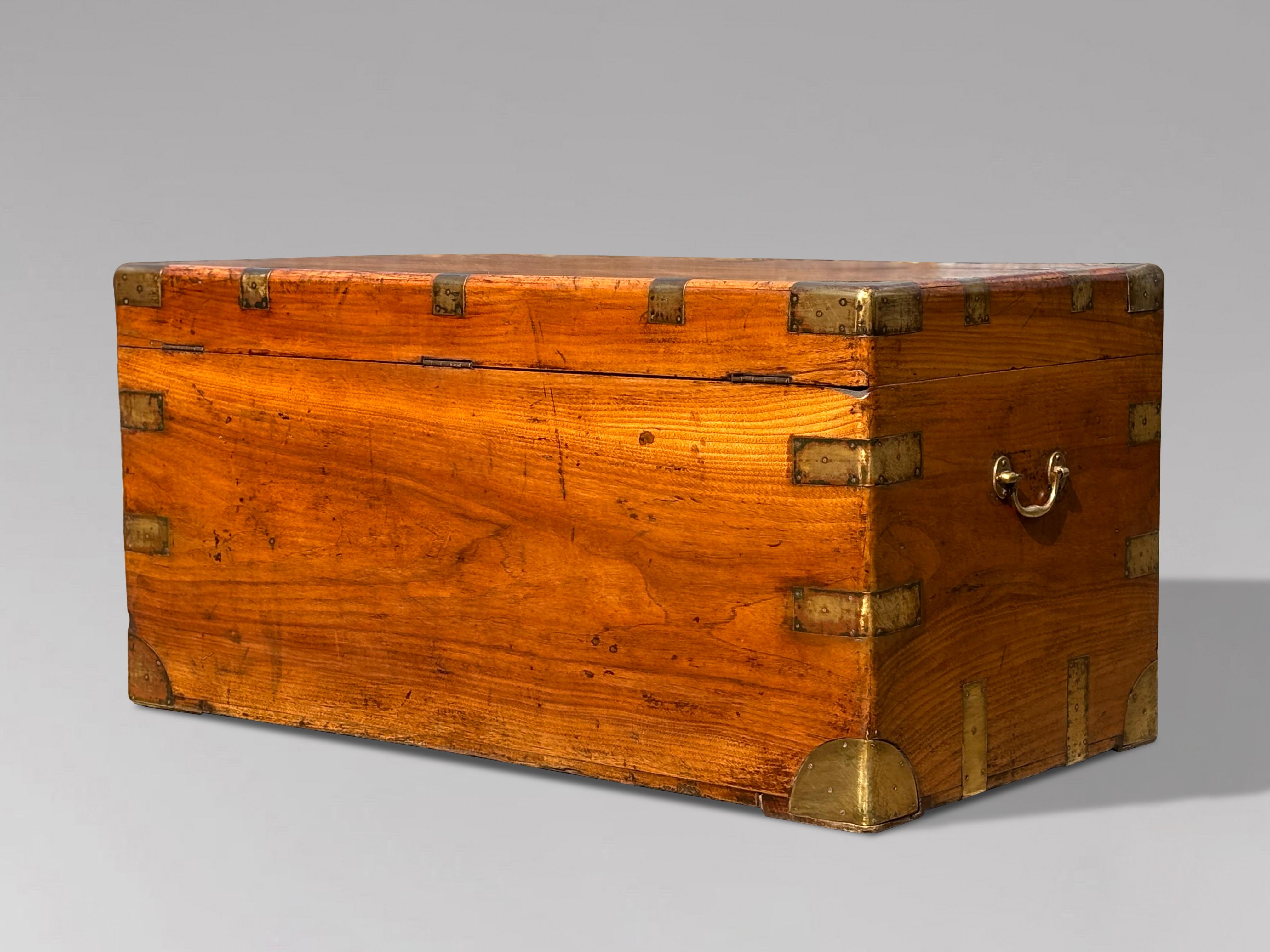 Ottone Grande baule da Campaigner in legno di canfora del XIX secolo in vendita