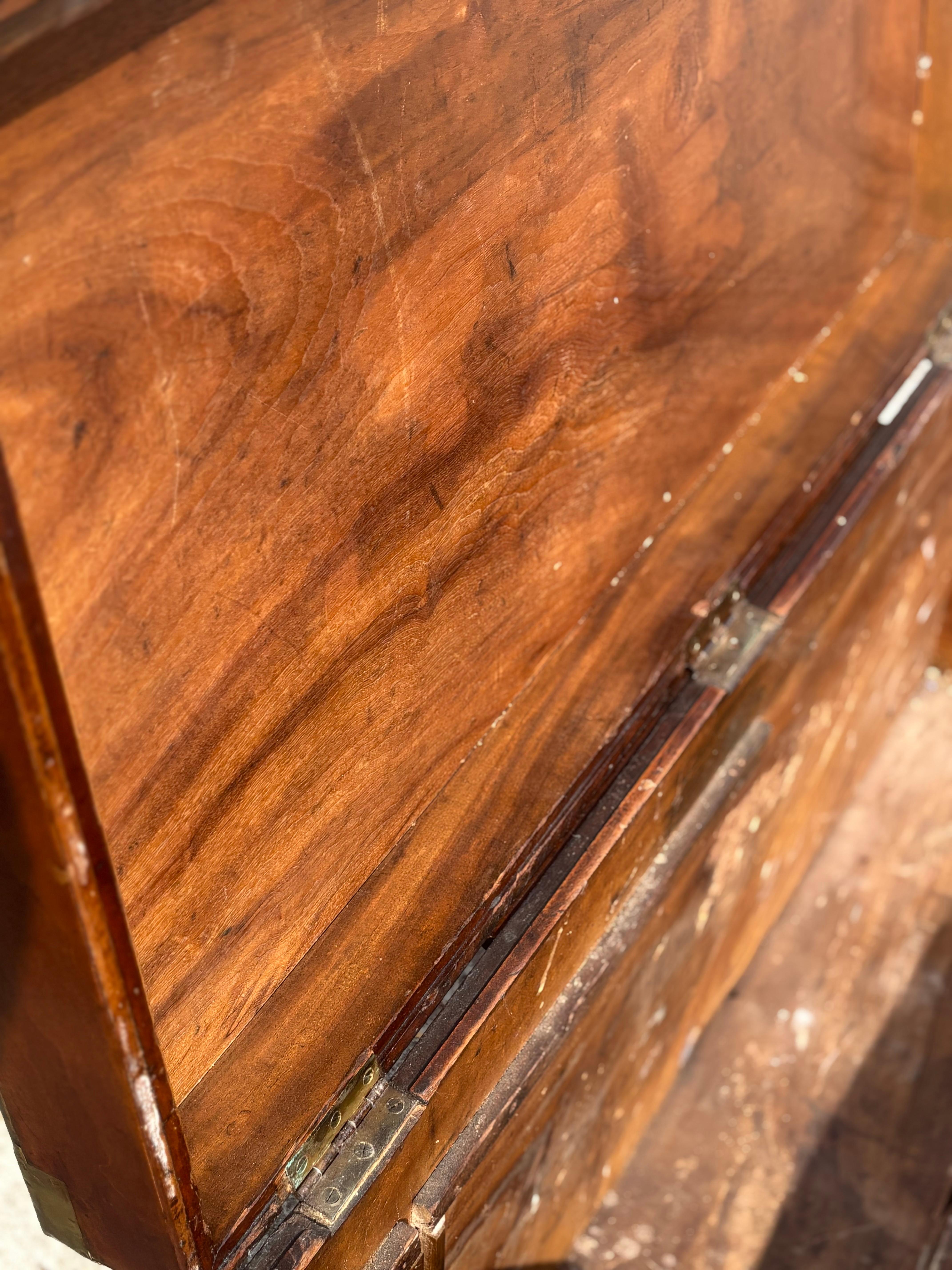 Gran baúl de campaña de madera de alcanfor del siglo XIX Latón en venta