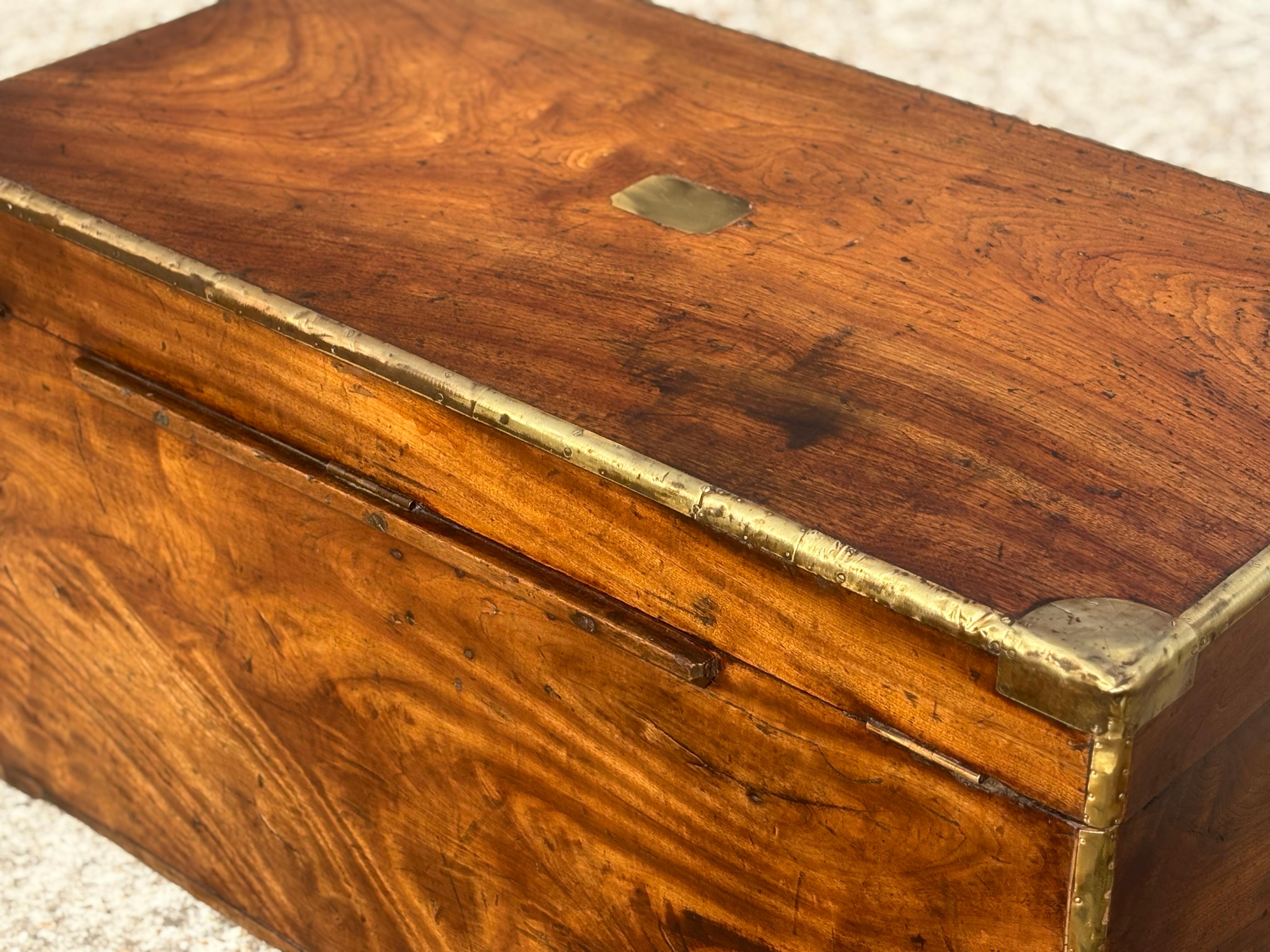 Gran baúl de campaña de madera de alcanfor del siglo XIX en venta 1