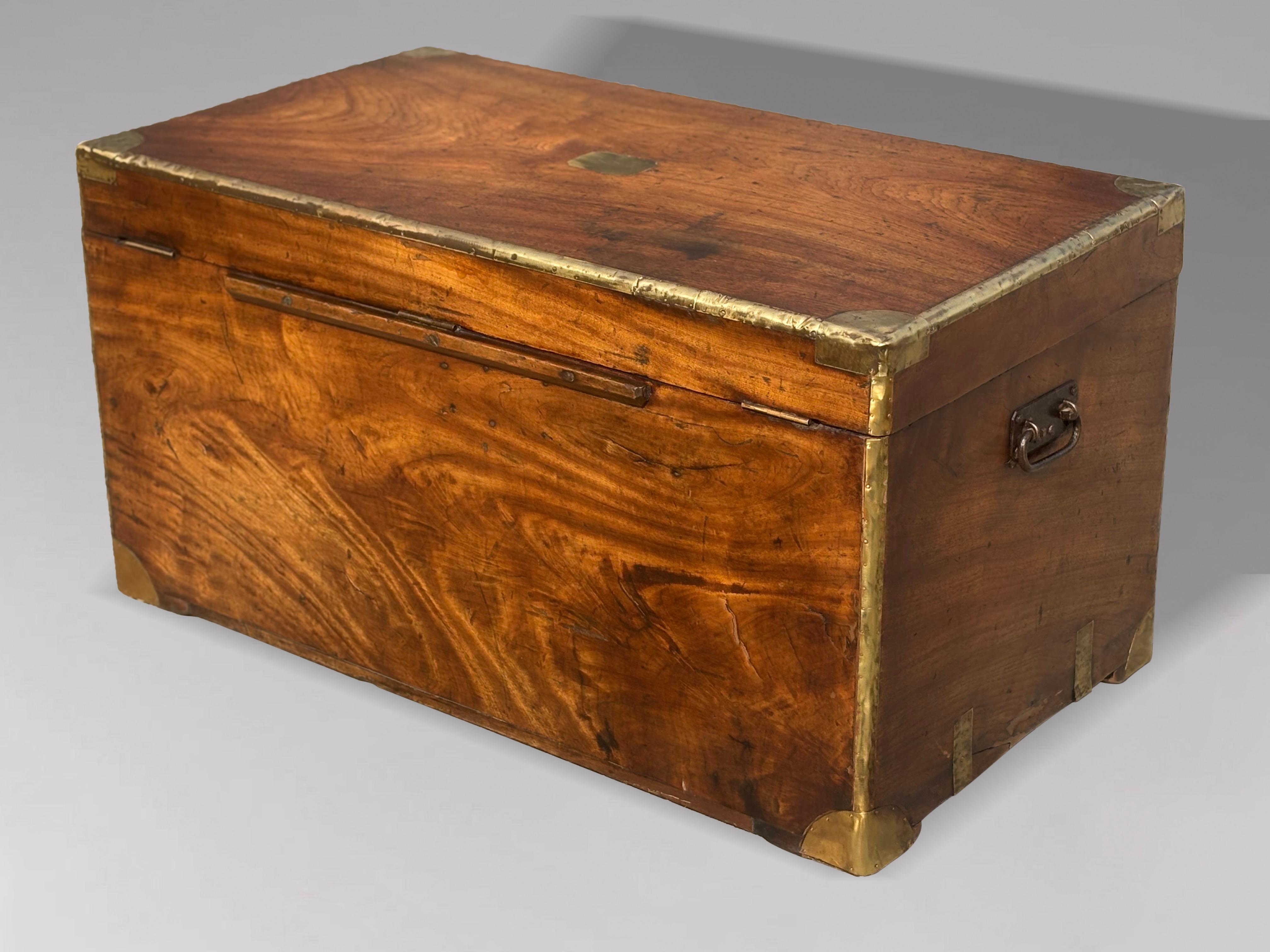 Gran baúl de campaña de madera de alcanfor del siglo XIX en venta 2