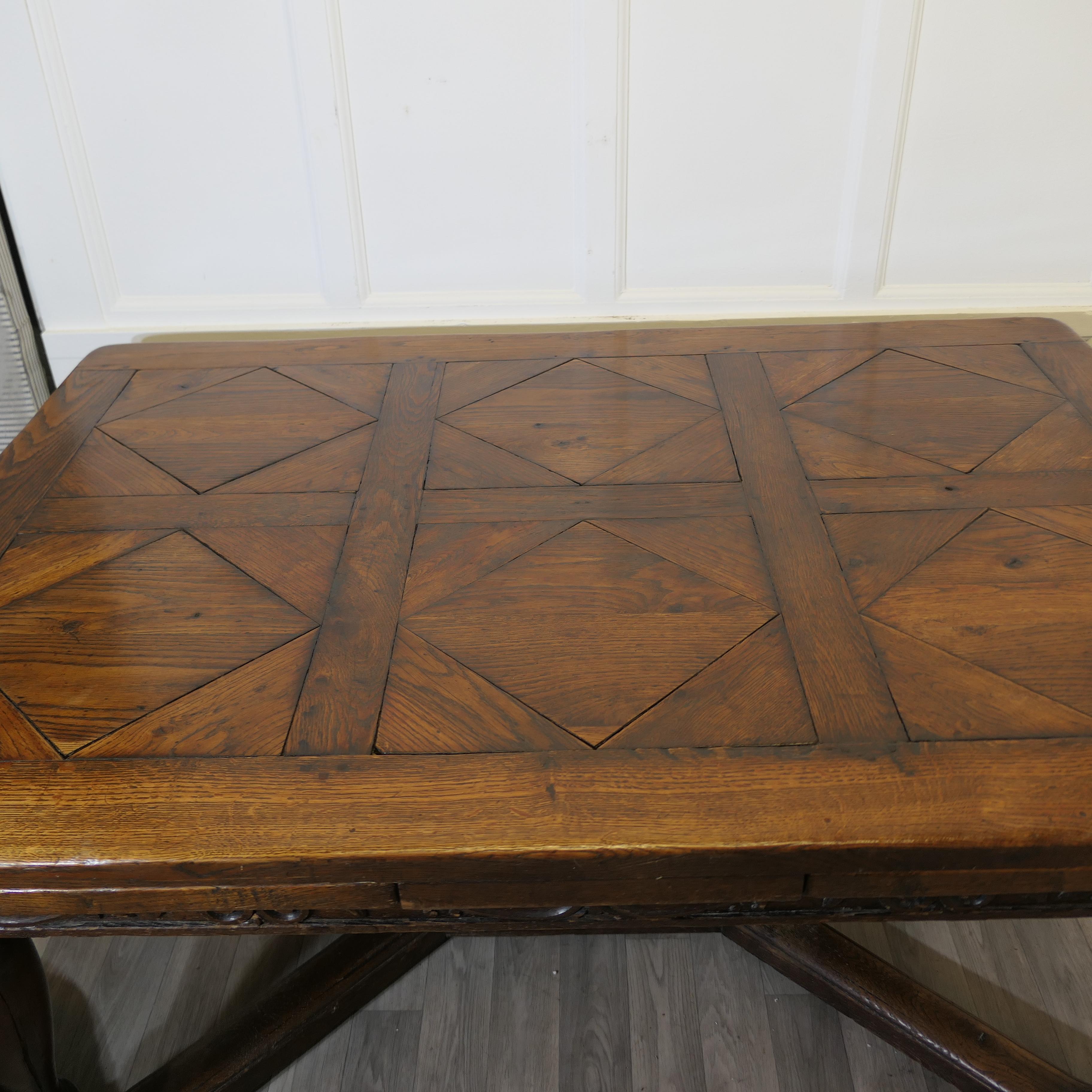 Grande table à tiroirs en chêne sculpté et parqueterie du 19ème siècle en vente 4