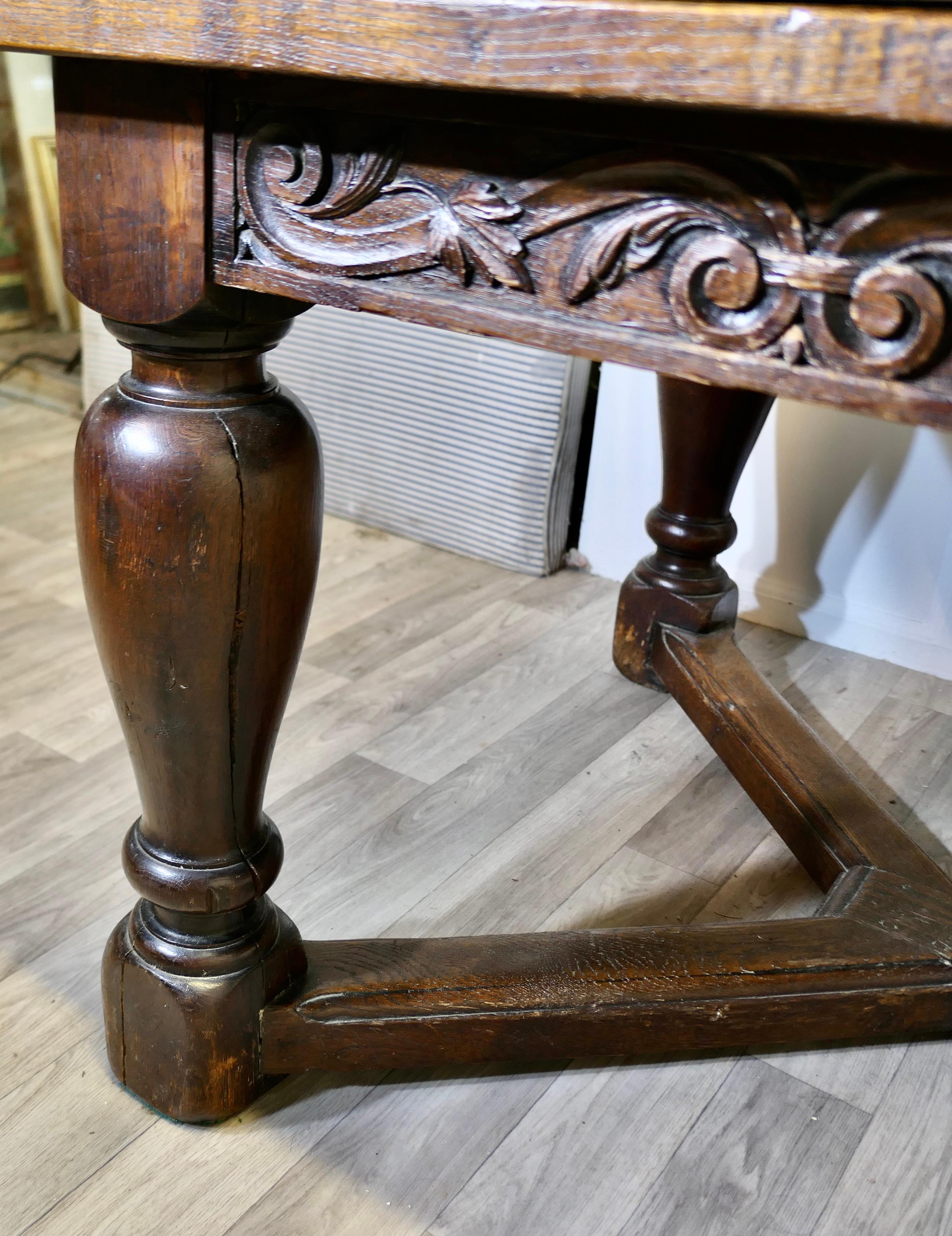 Grande table à tiroirs en chêne sculpté et parqueterie du 19ème siècle en vente 6