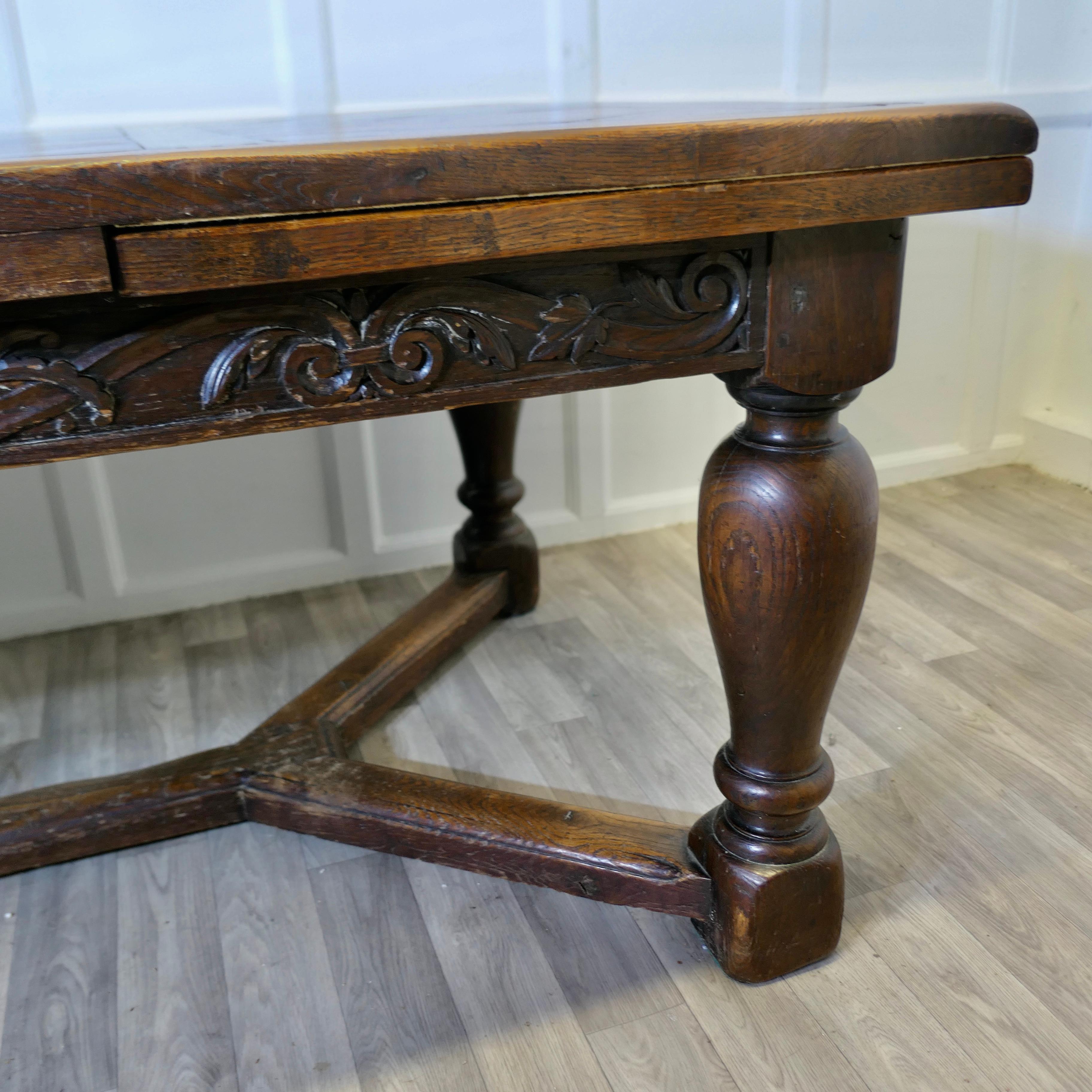 Grande table à tiroirs en chêne sculpté et parqueterie du 19ème siècle en vente 7