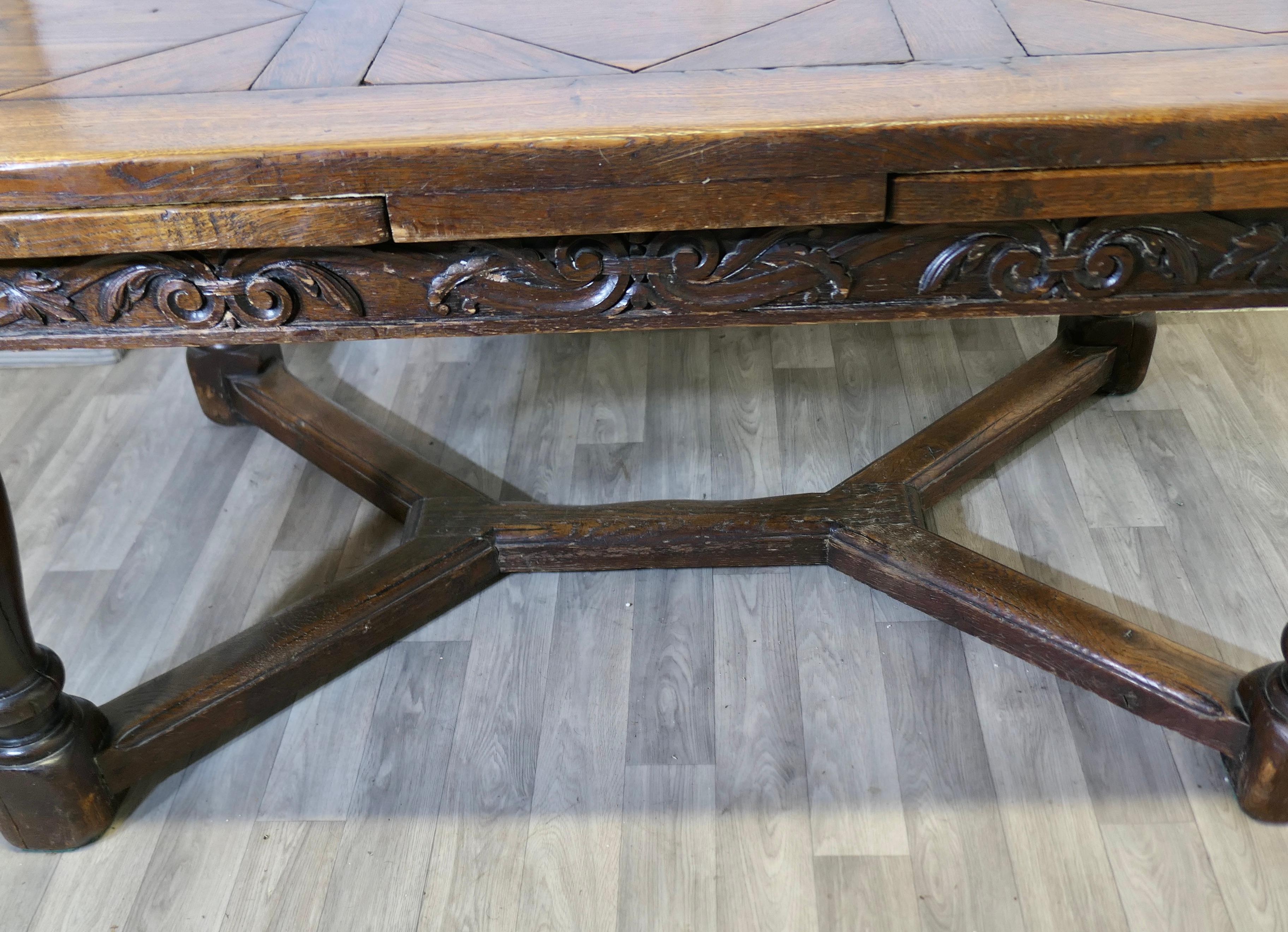 Grande table à tiroirs en chêne sculpté et parqueterie du 19ème siècle en vente 8