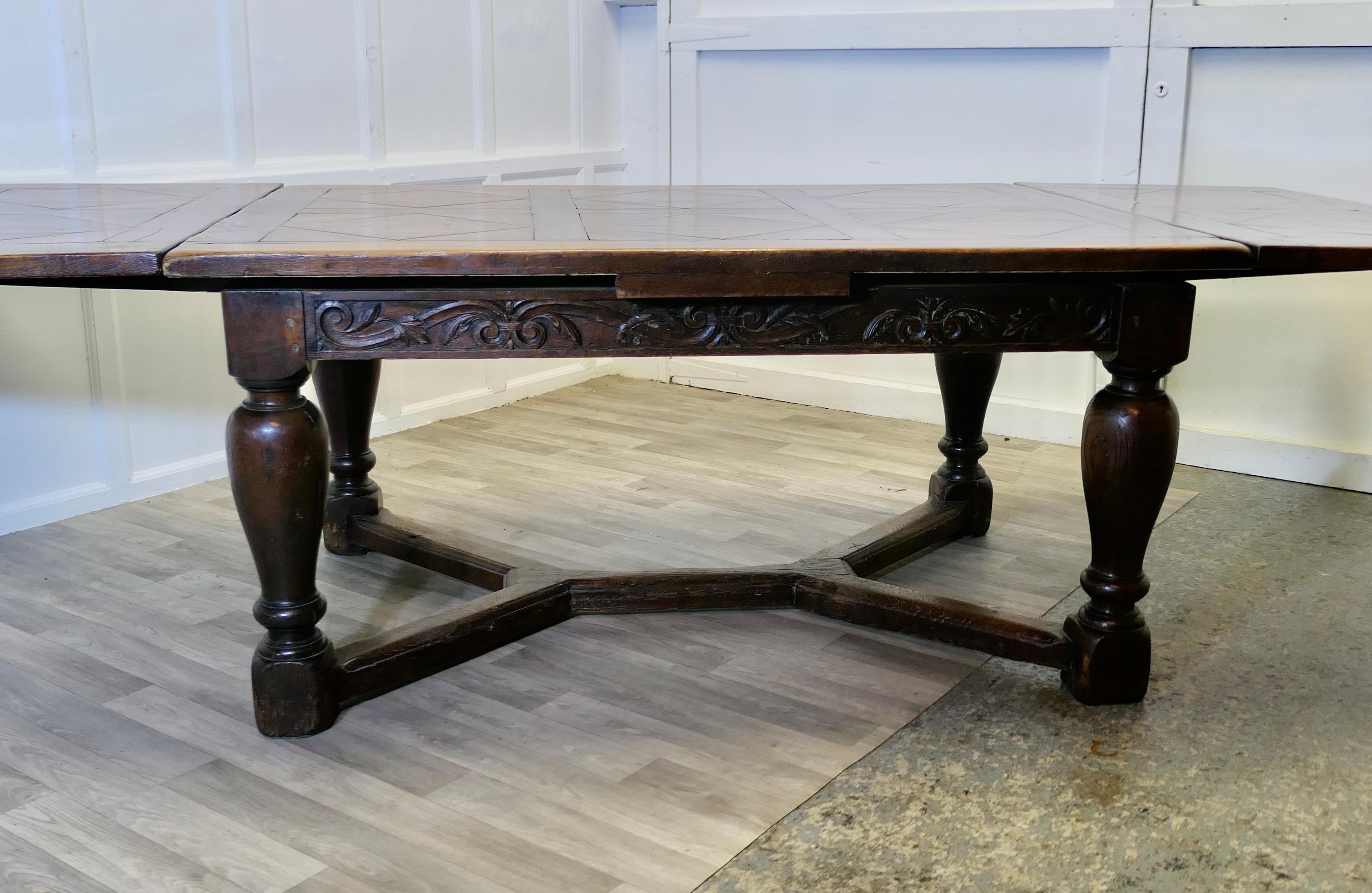 Grande table à tiroirs en chêne sculpté et parqueterie du 19ème siècle en vente 9