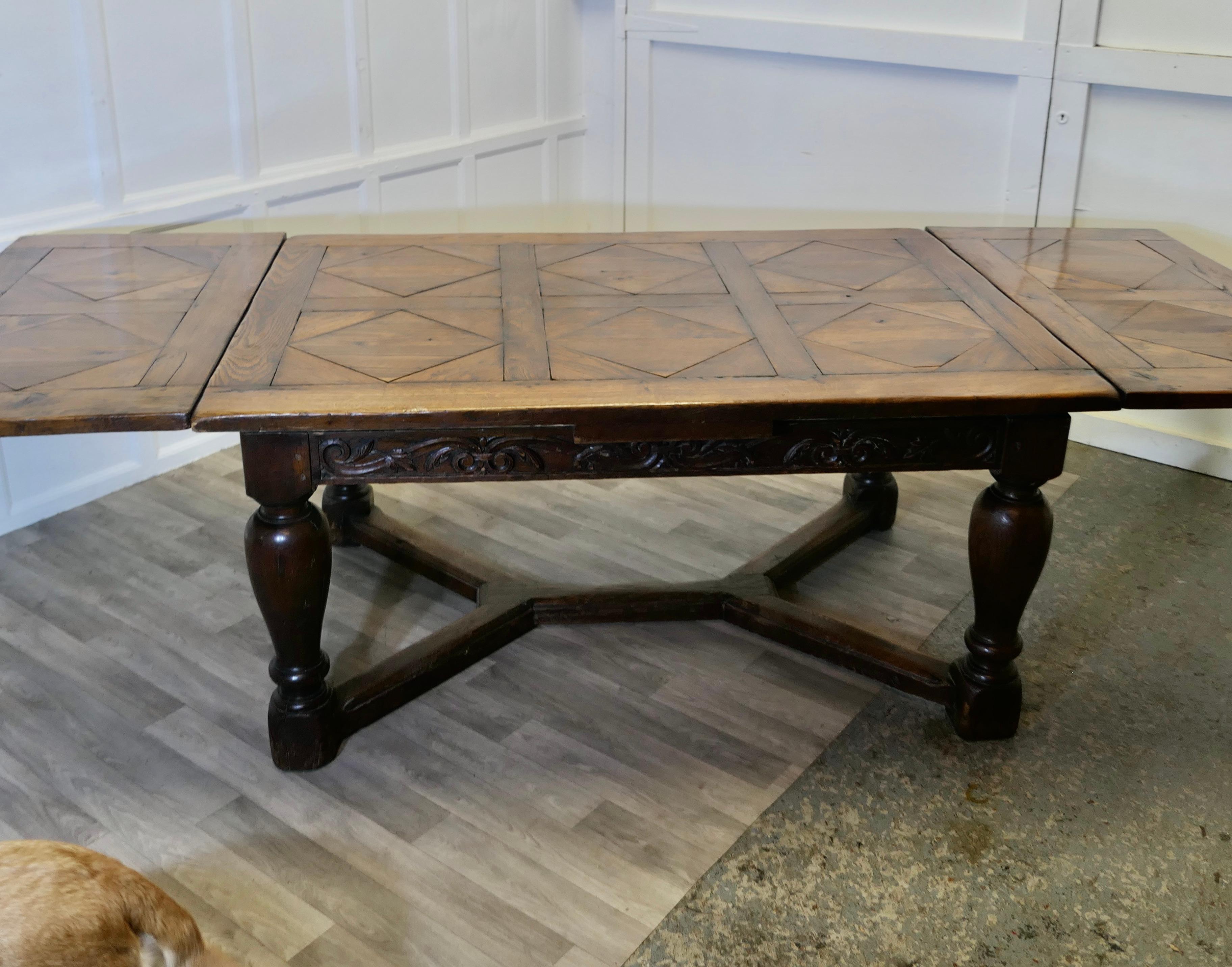 Grande table à tiroirs en chêne sculpté et parqueterie du 19ème siècle en vente 10