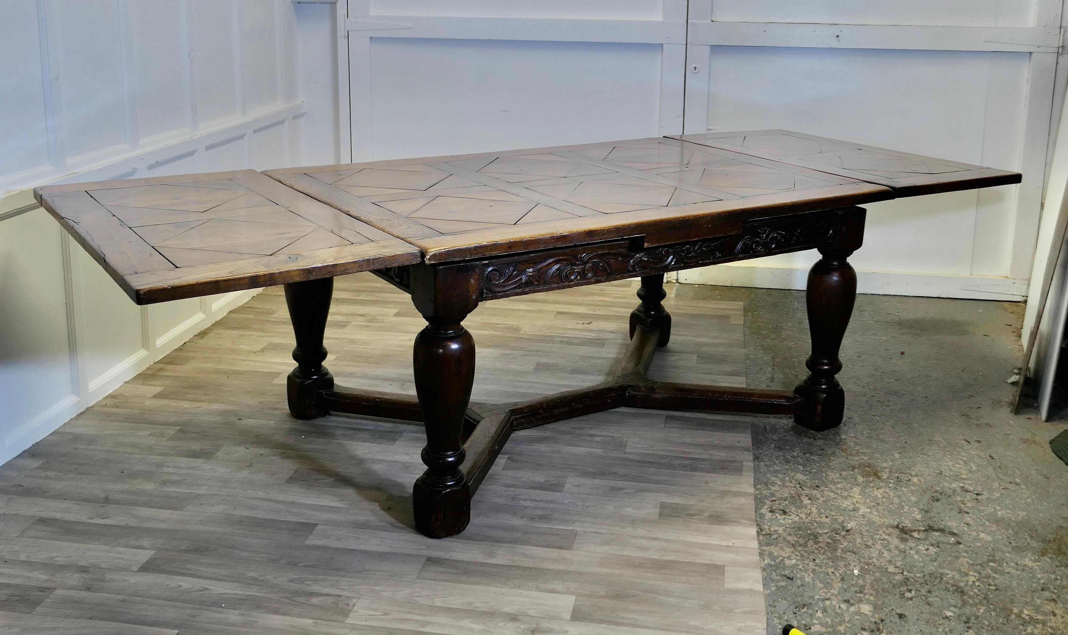 Grande table à tiroirs en chêne sculpté et parqueterie du 19ème siècle en vente 11