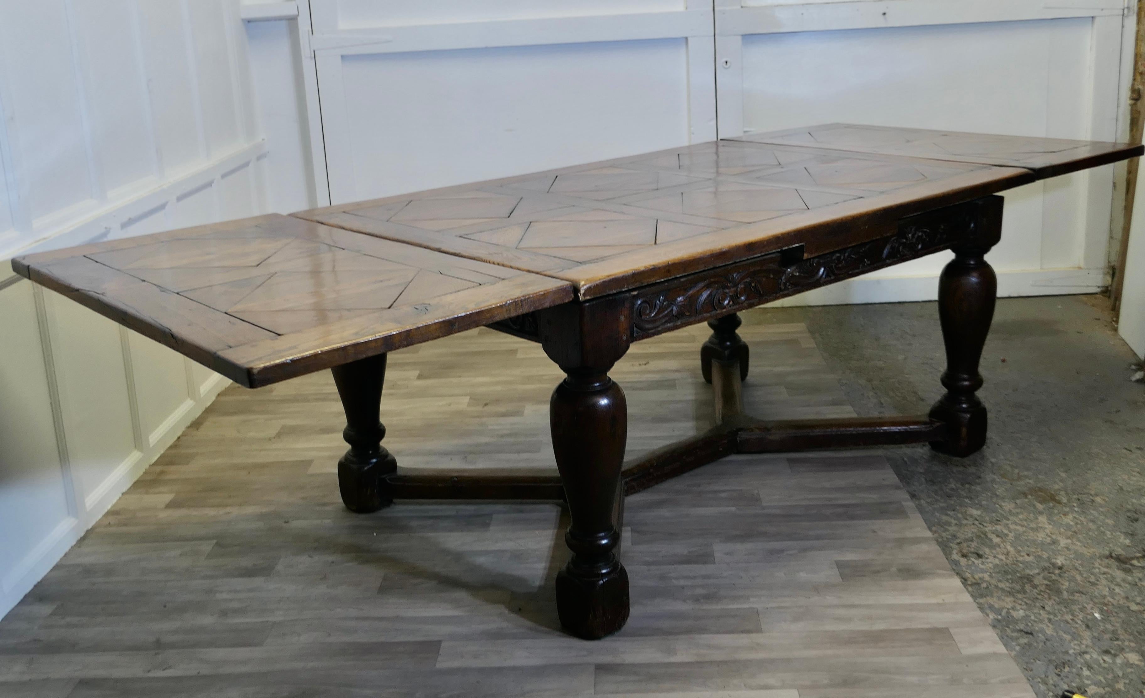 Grande table à tiroirs en chêne sculpté et parqueterie du 19ème siècle en vente 12