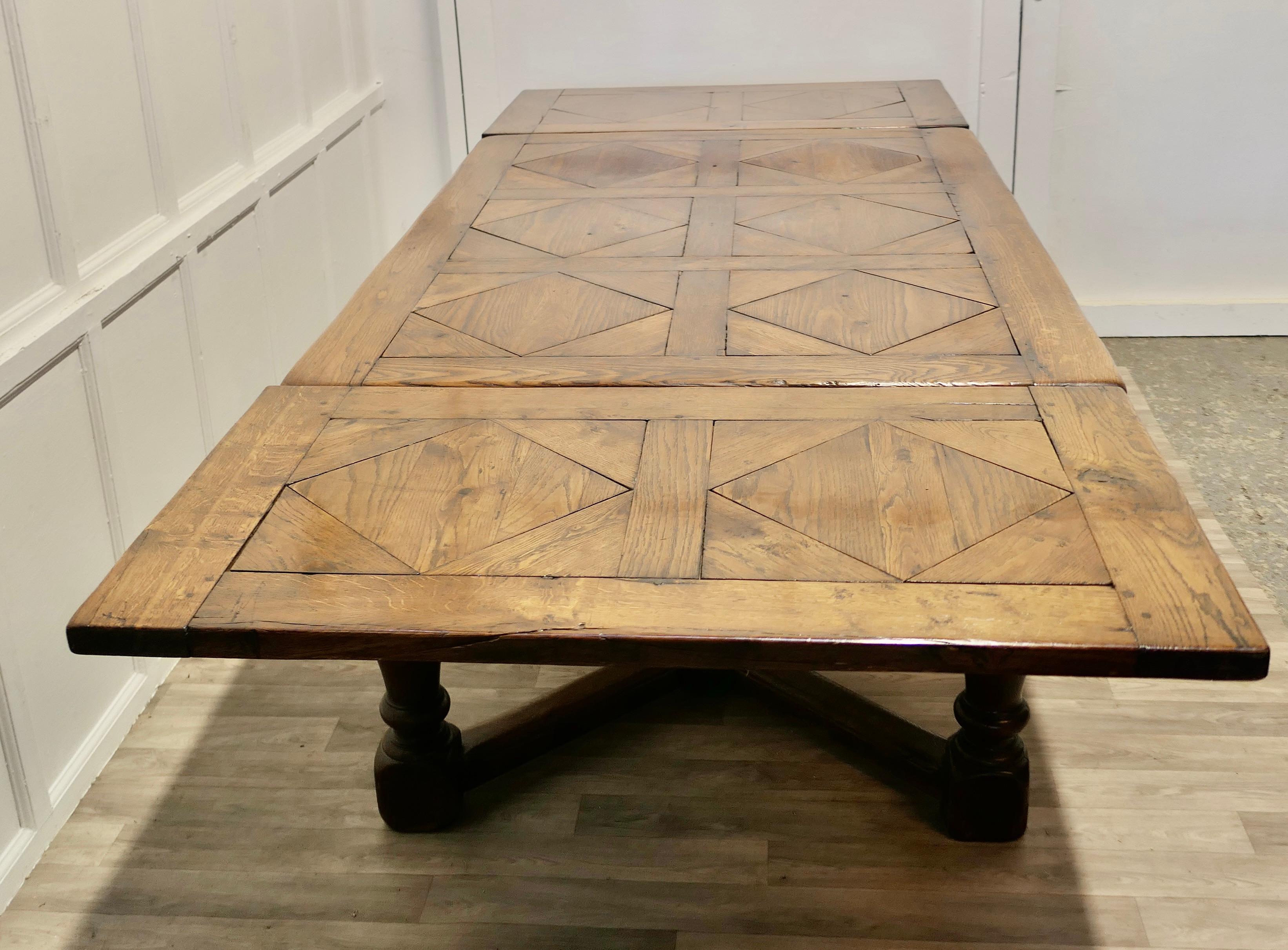 Grande table à tiroirs en chêne sculpté et parqueterie du 19ème siècle

La base de la table est entièrement réalisée en chêne massif, la table repose sur de grands pieds bulbeux avec un châssis >-<. Ce site  faire asseoir très fort pour soutenir le