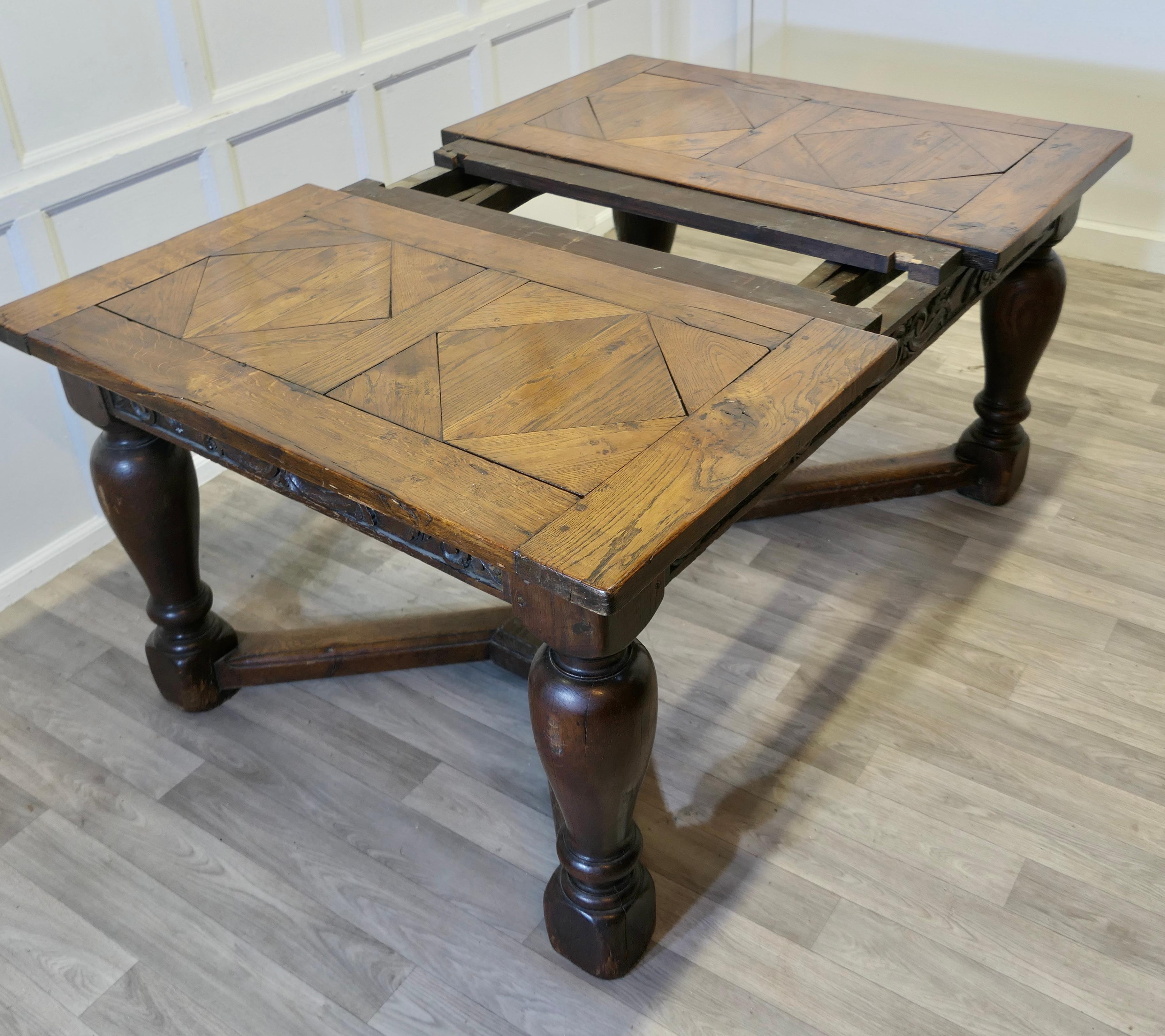 Fin du XIXe siècle Grande table à tiroirs en chêne sculpté et parqueterie du 19ème siècle en vente