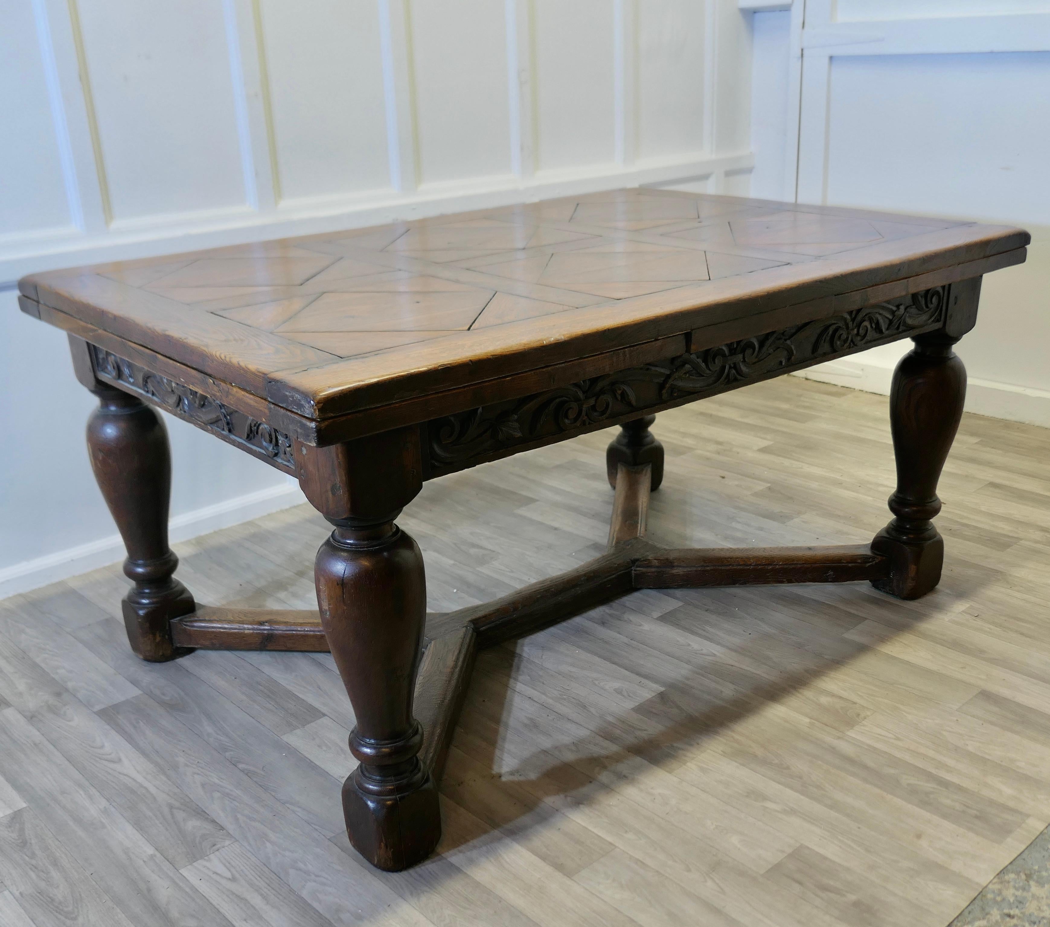 Chêne Grande table à tiroirs en chêne sculpté et parqueterie du 19ème siècle en vente