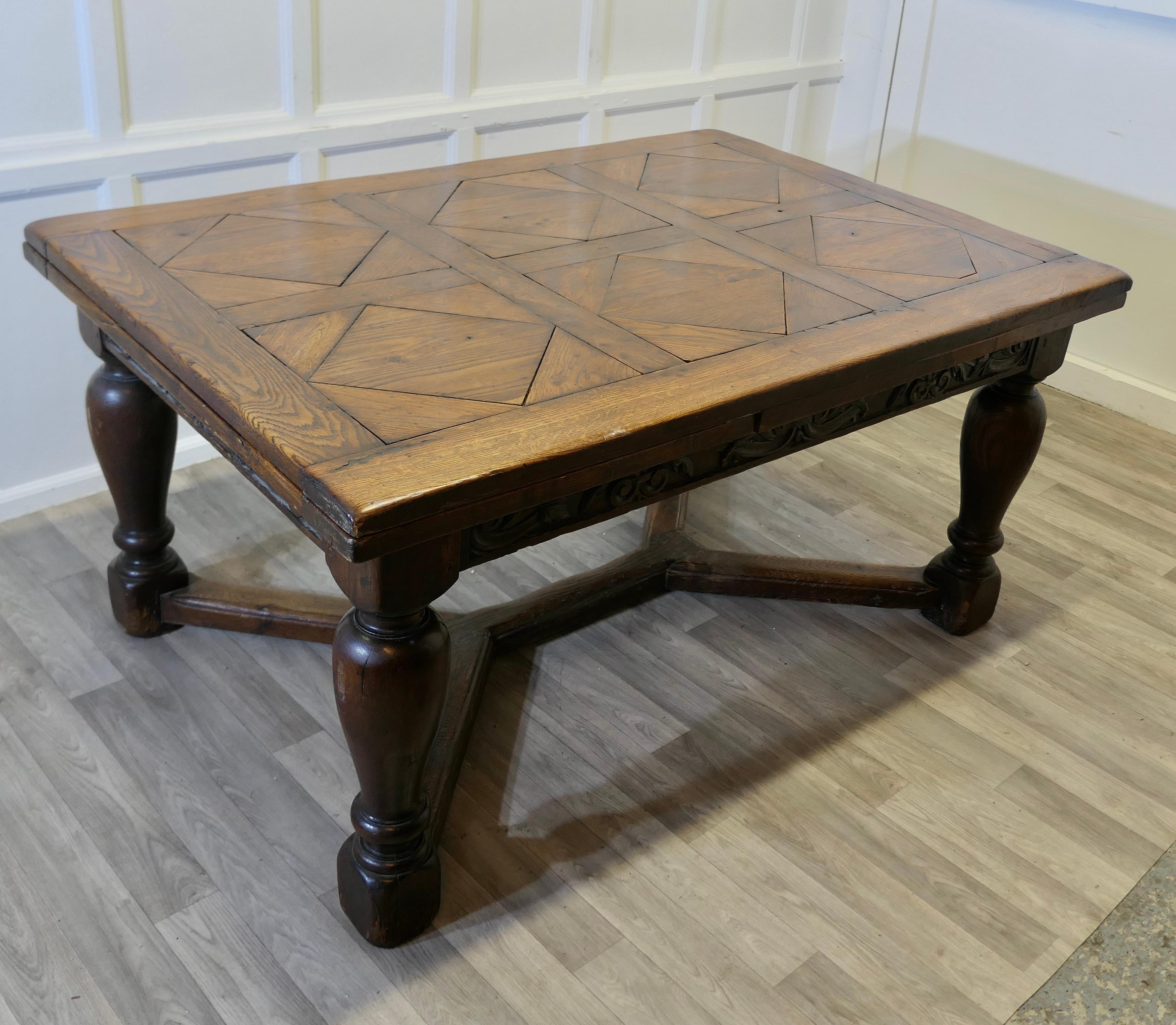 Grande table à tiroirs en chêne sculpté et parqueterie du 19ème siècle en vente 1