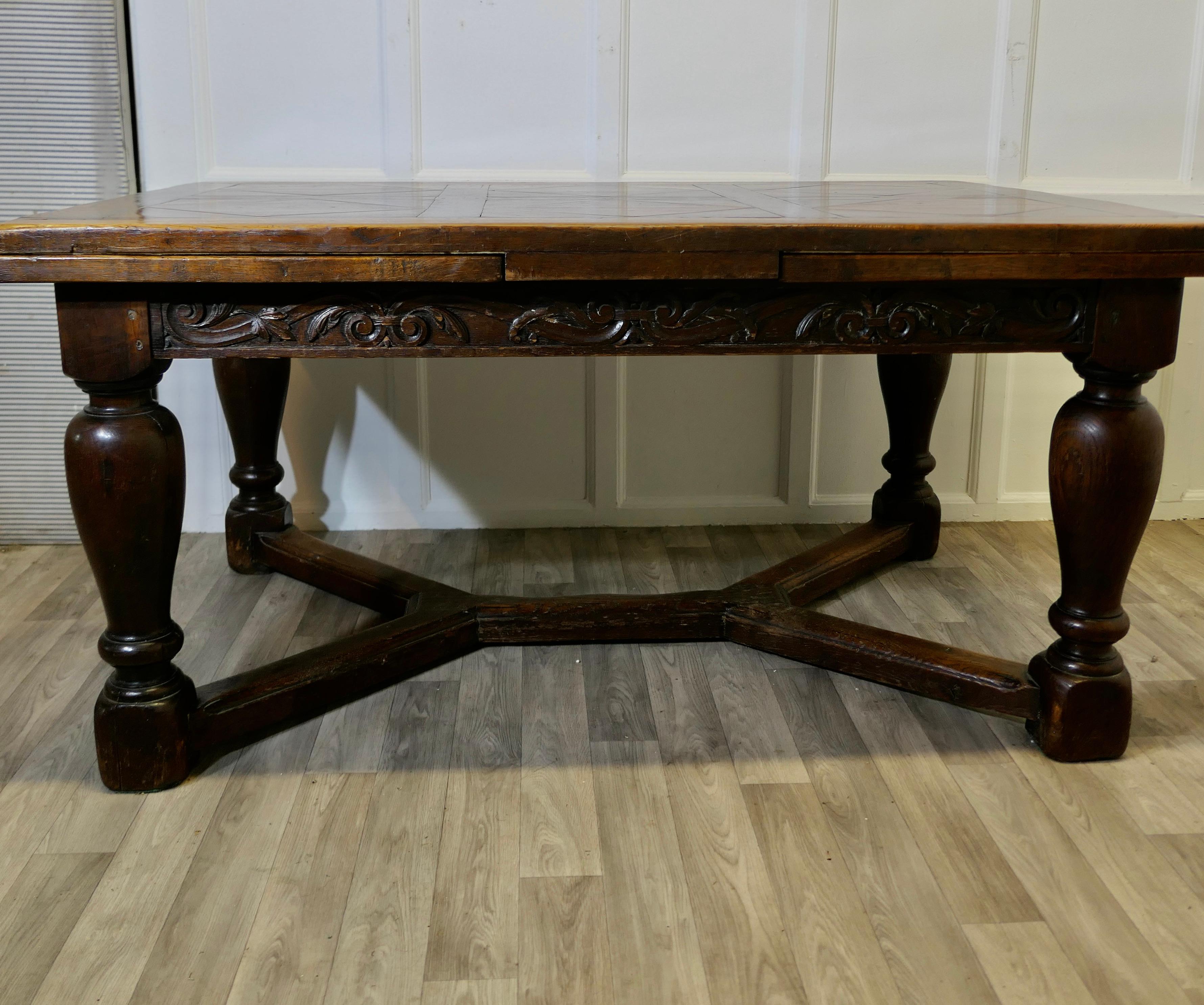 Grande table à tiroirs en chêne sculpté et parqueterie du 19ème siècle en vente 2