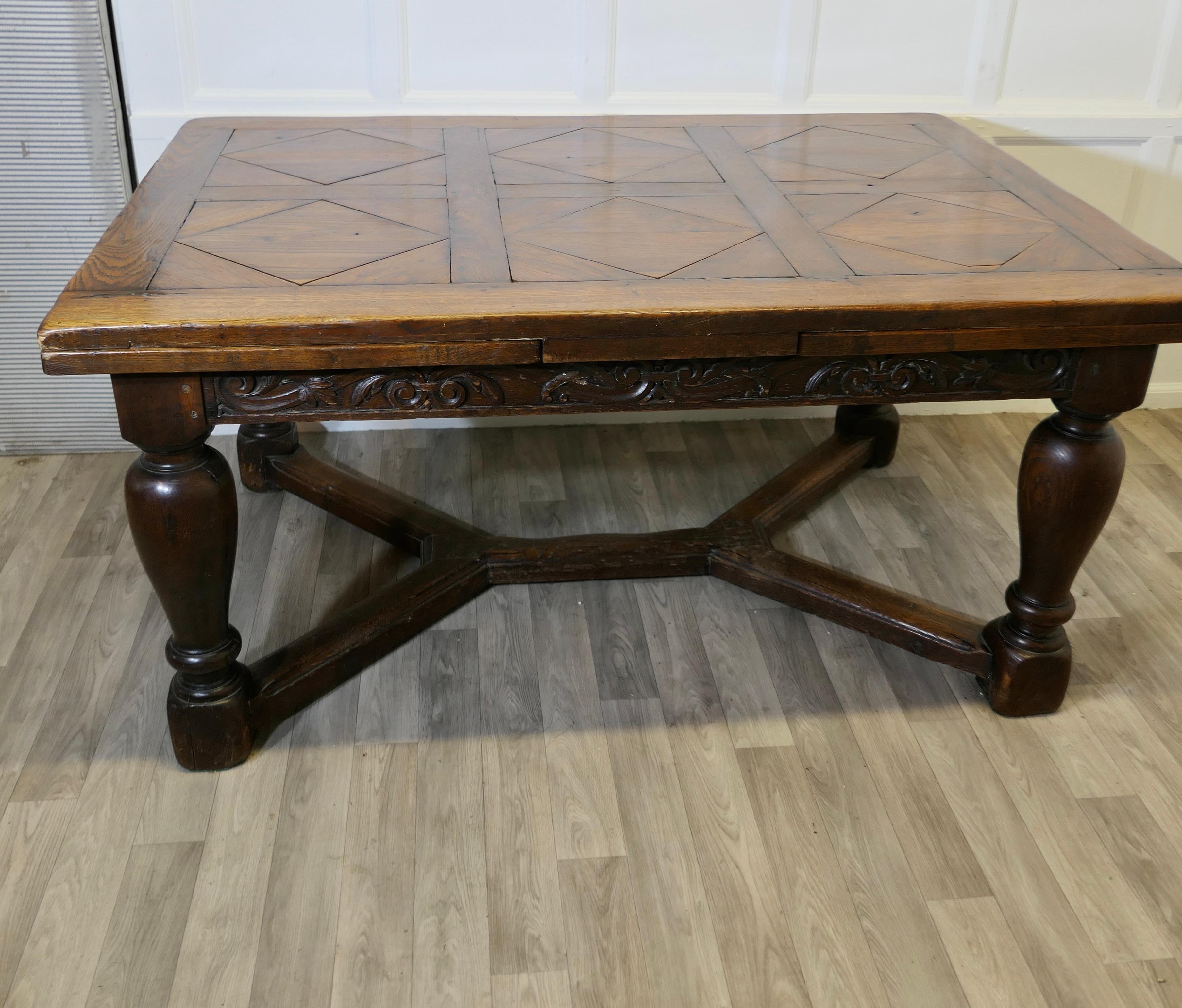 Grande table à tiroirs en chêne sculpté et parqueterie du 19ème siècle en vente 3