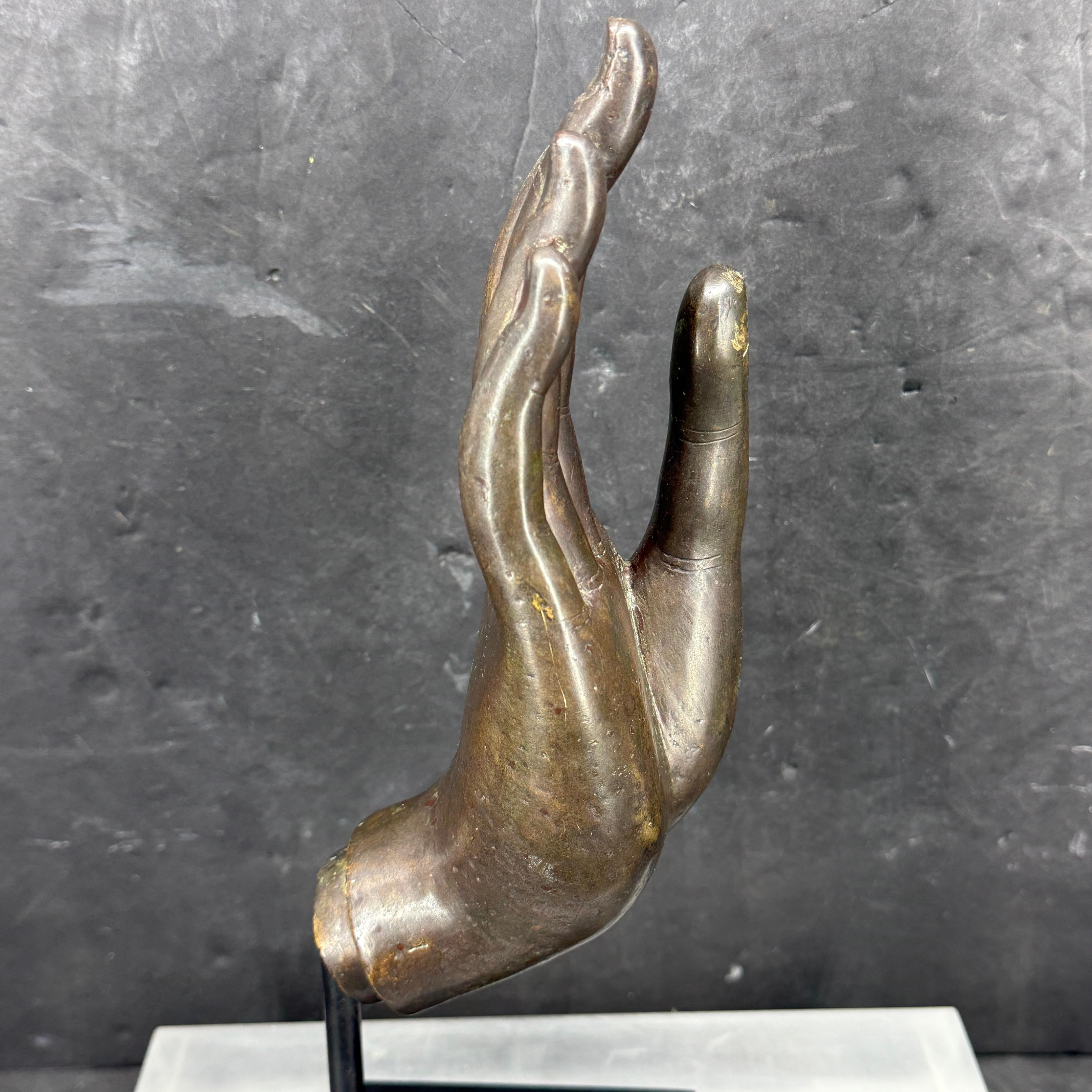 Grande main de bouddha en bronze coulé du 19e siècle sur socle noir en vente 2