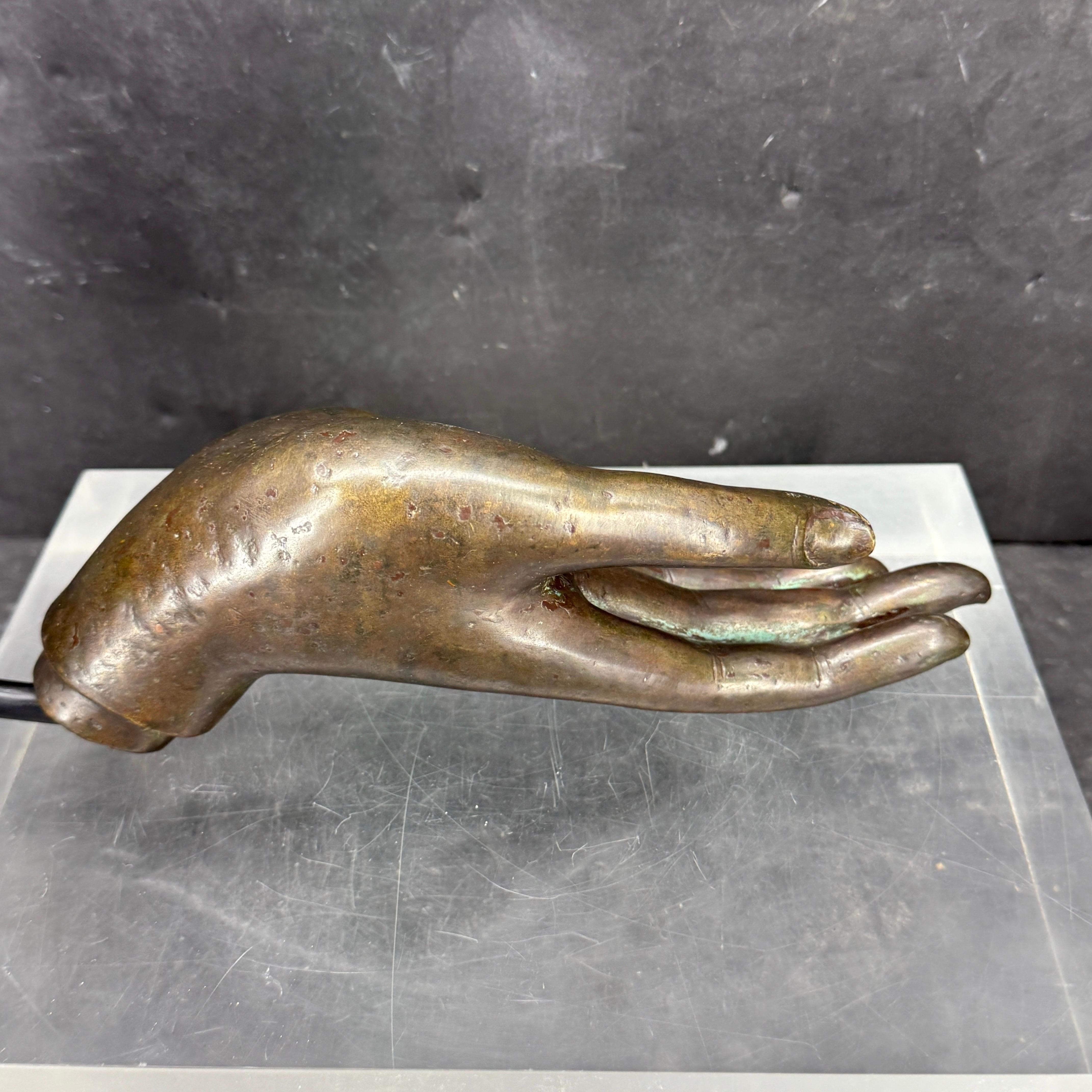 Grande main de bouddha en bronze coulé du 19e siècle sur socle noir en vente 3