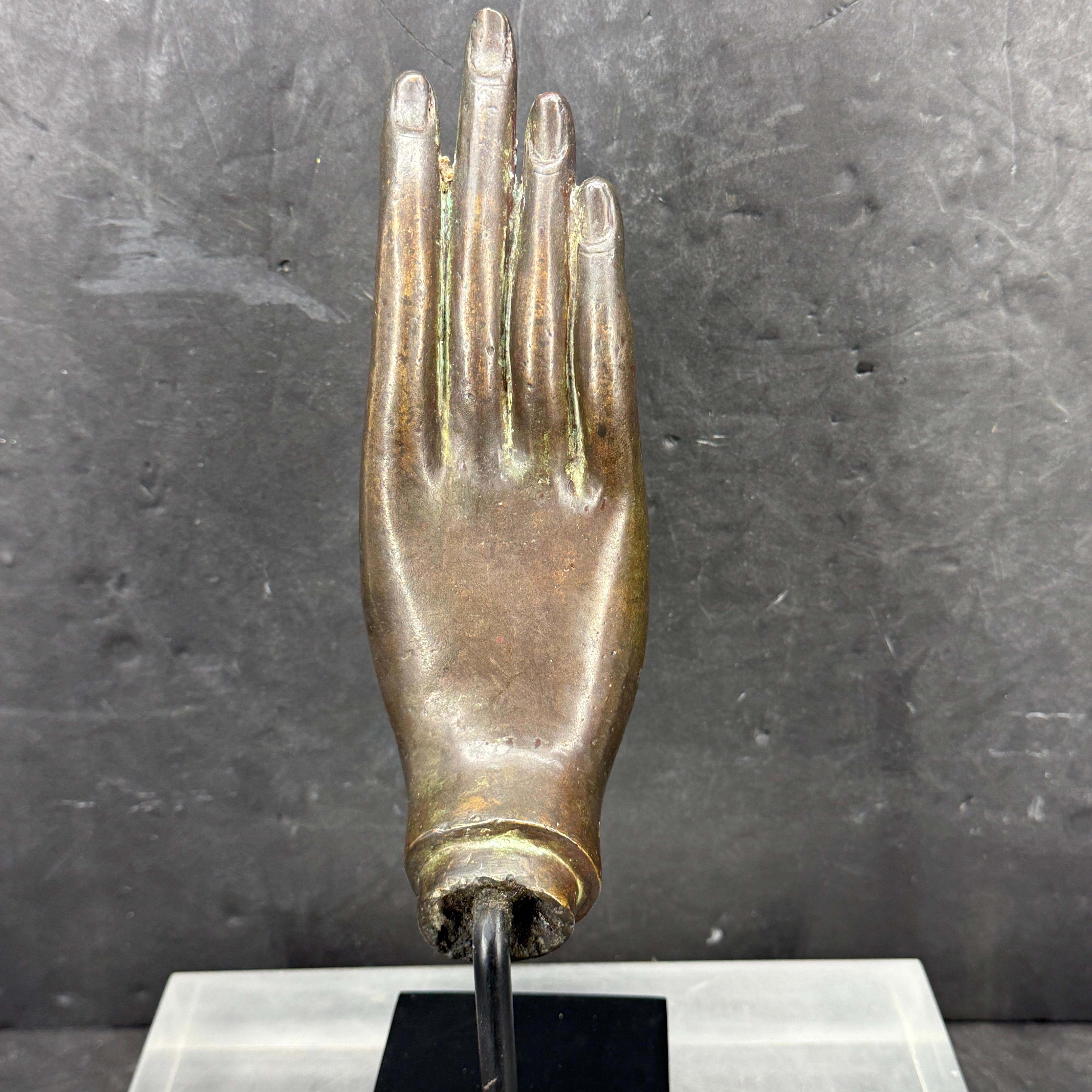 Grande main de bouddha en bronze coulé du 19e siècle sur socle noir en vente 4