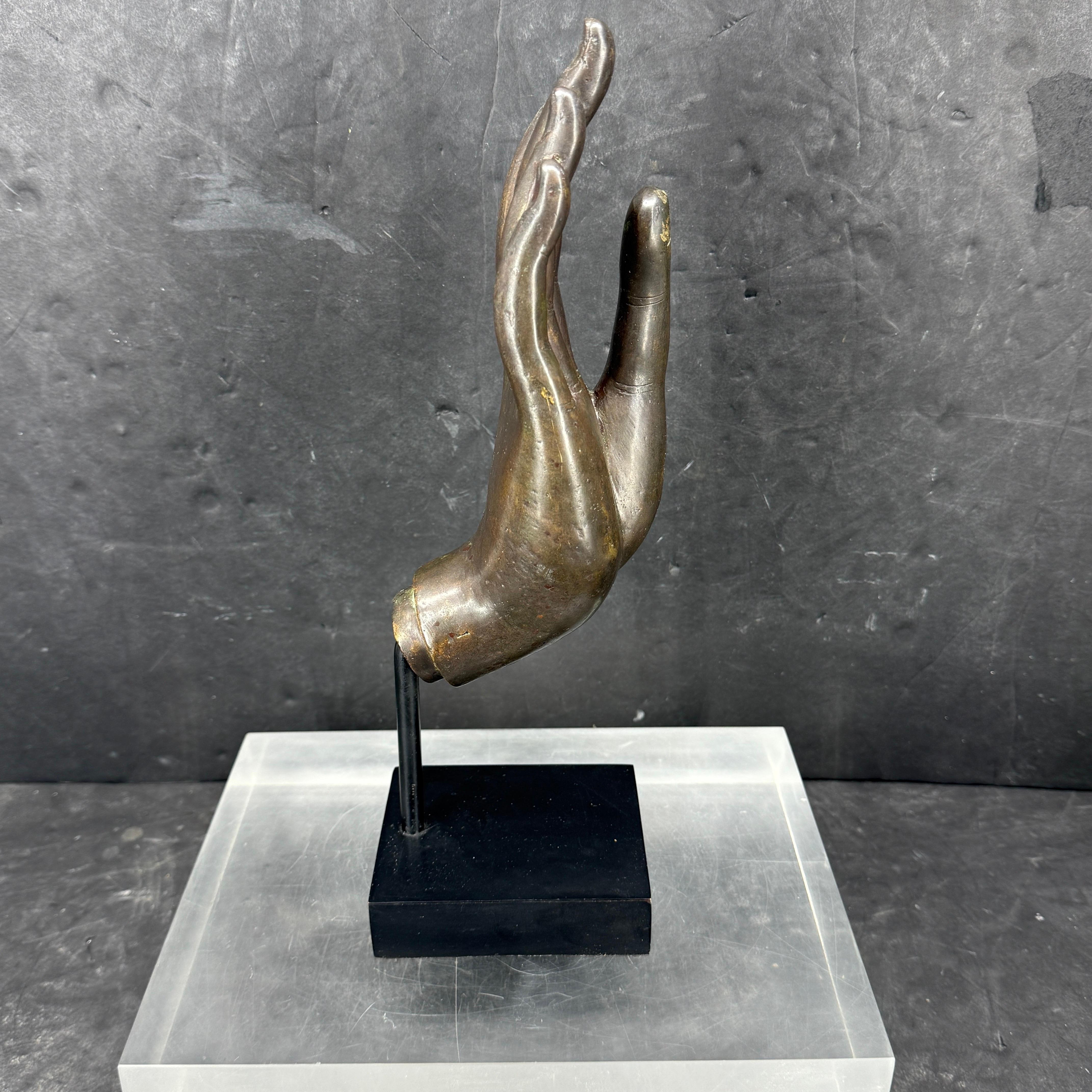 Grande main de bouddha en bronze coulé du 19e siècle sur socle noir en vente 5