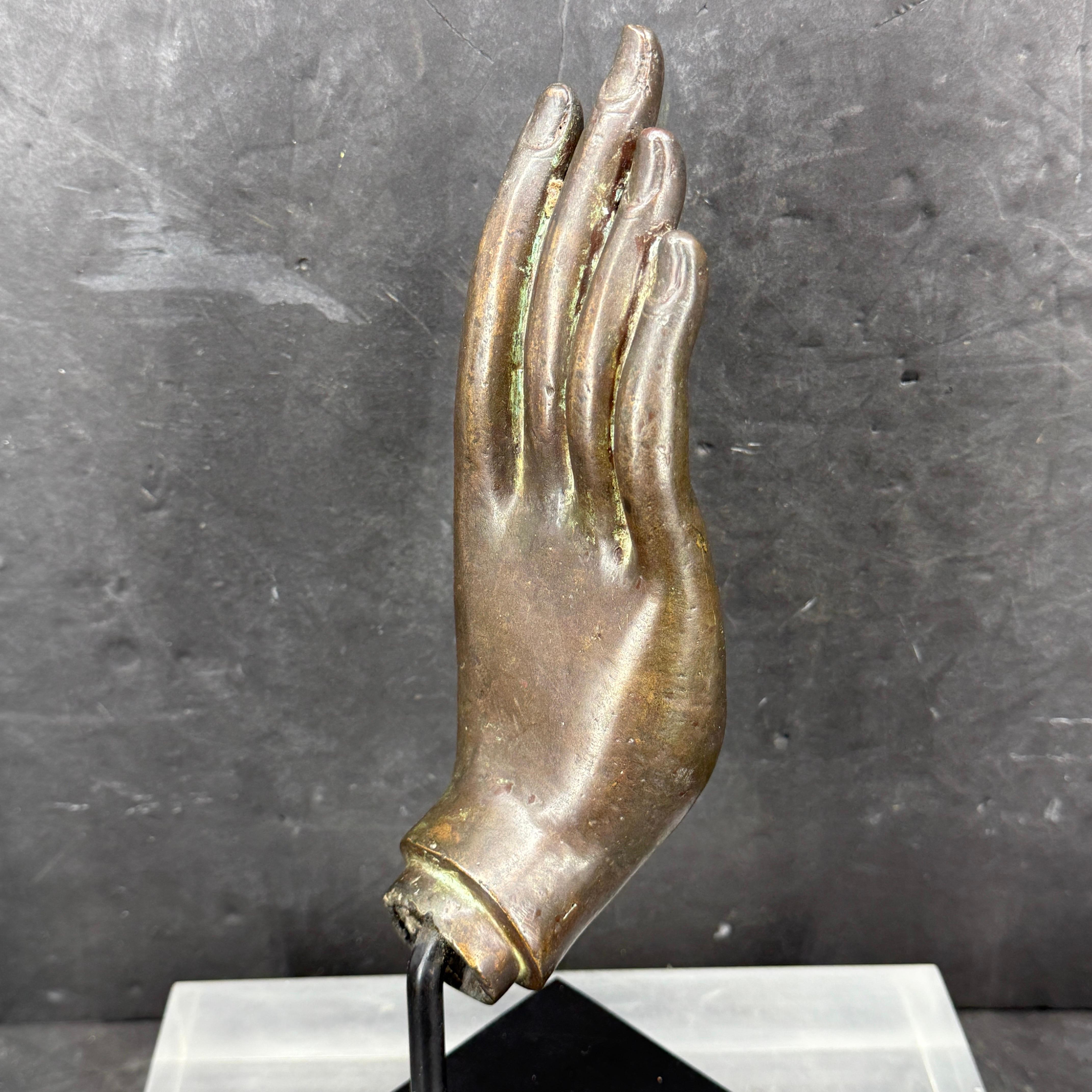 Grande main de bouddha en bronze coulé du 19e siècle sur socle noir en vente 6