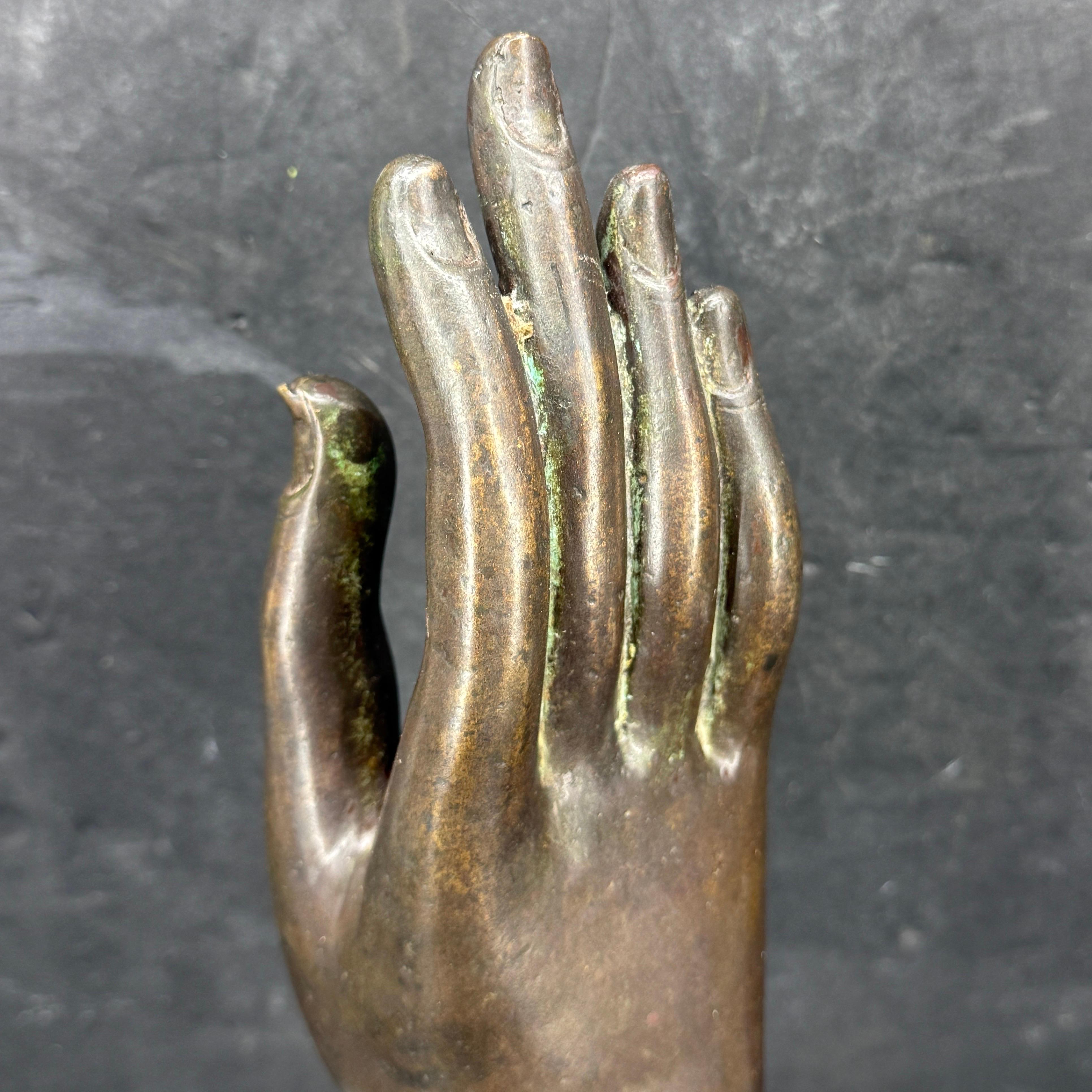 Grande main de bouddha en bronze coulé du 19e siècle sur socle noir en vente 7