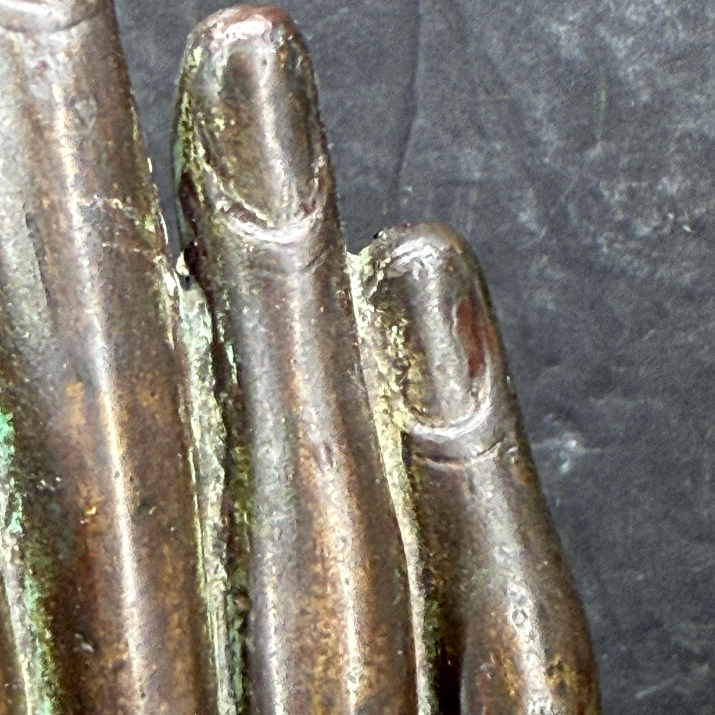 Grande main de bouddha en bronze coulé du 19e siècle sur socle noir en vente 8