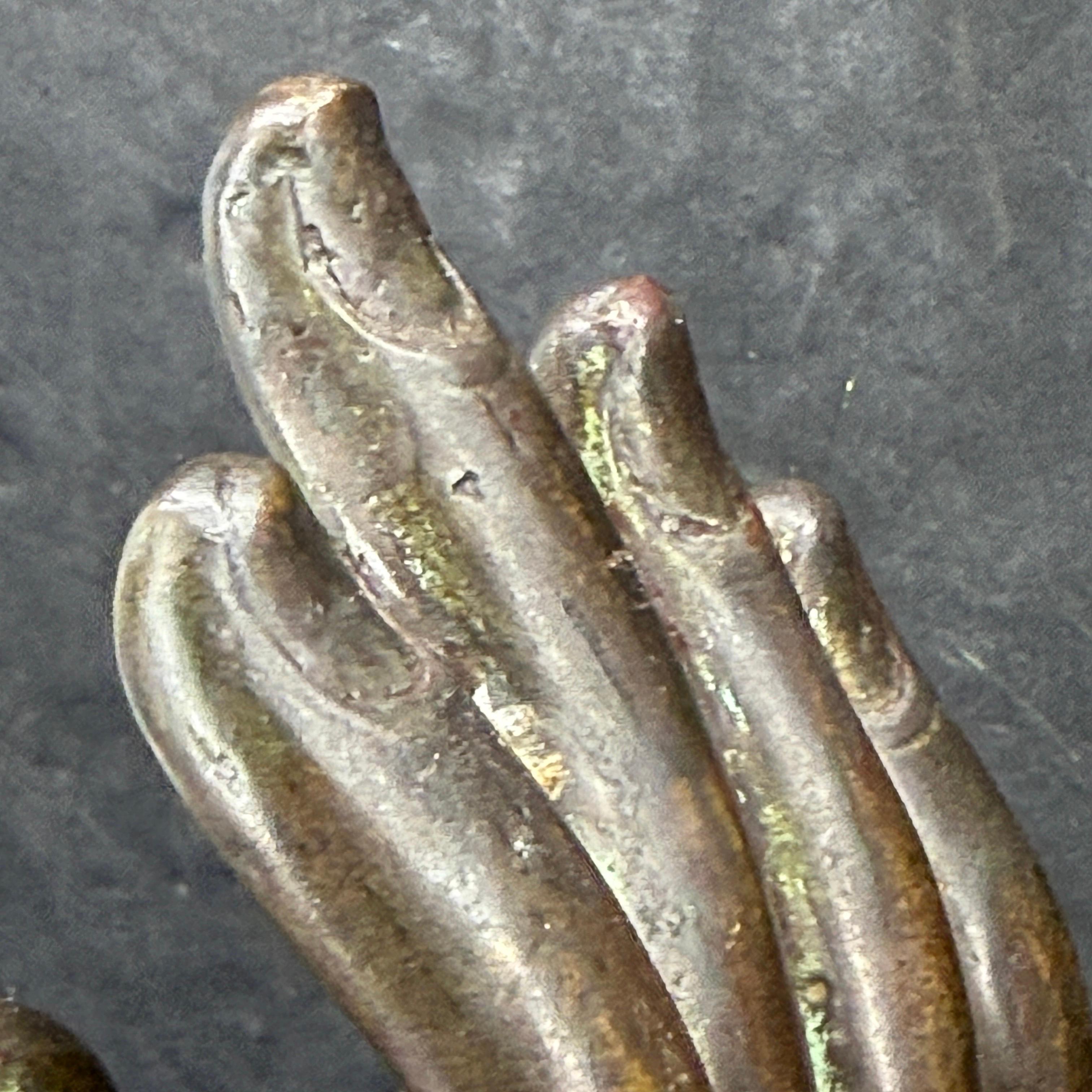 Grande main de bouddha en bronze coulé du 19e siècle sur socle noir en vente 9