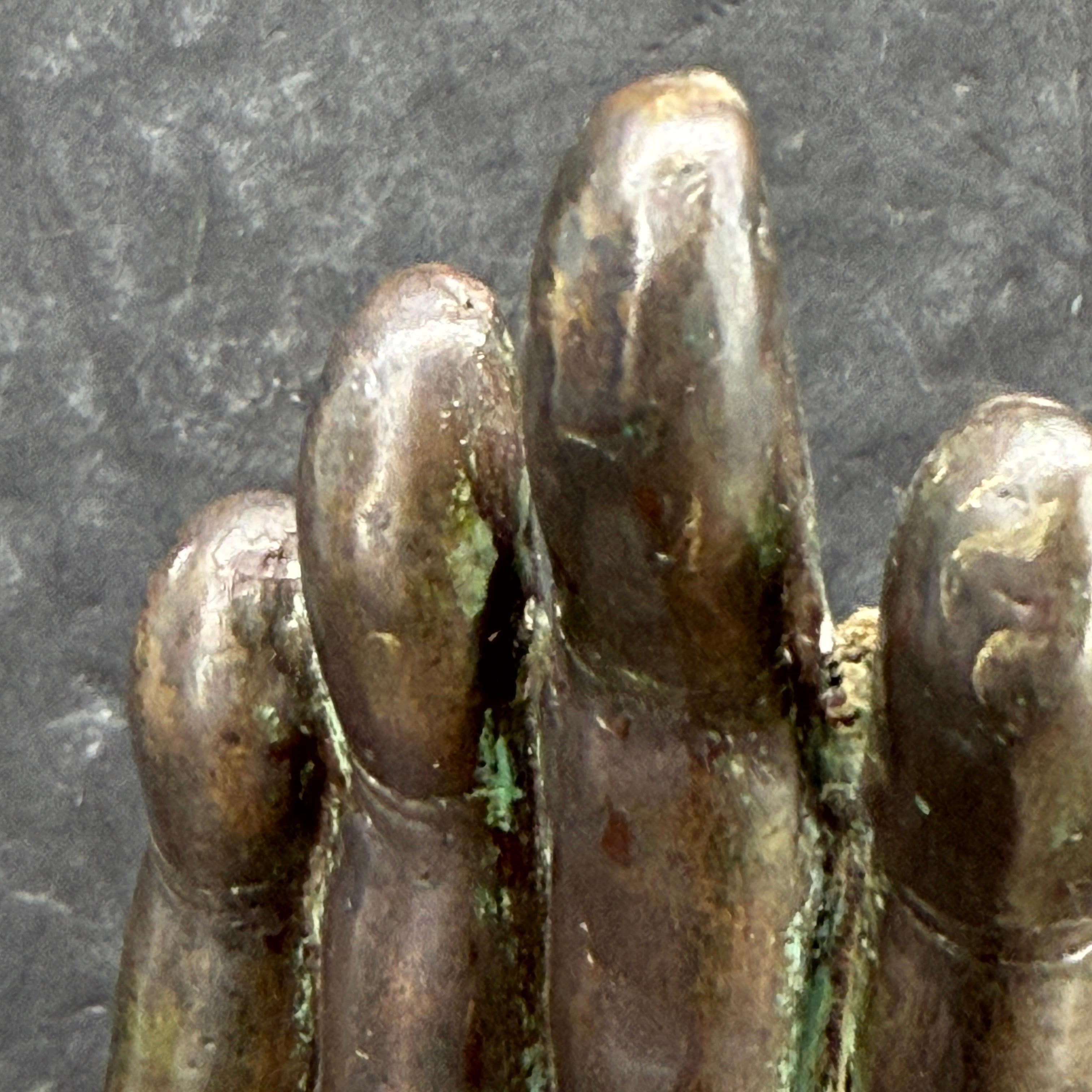 Grande main de bouddha en bronze coulé du 19e siècle sur socle noir en vente 10