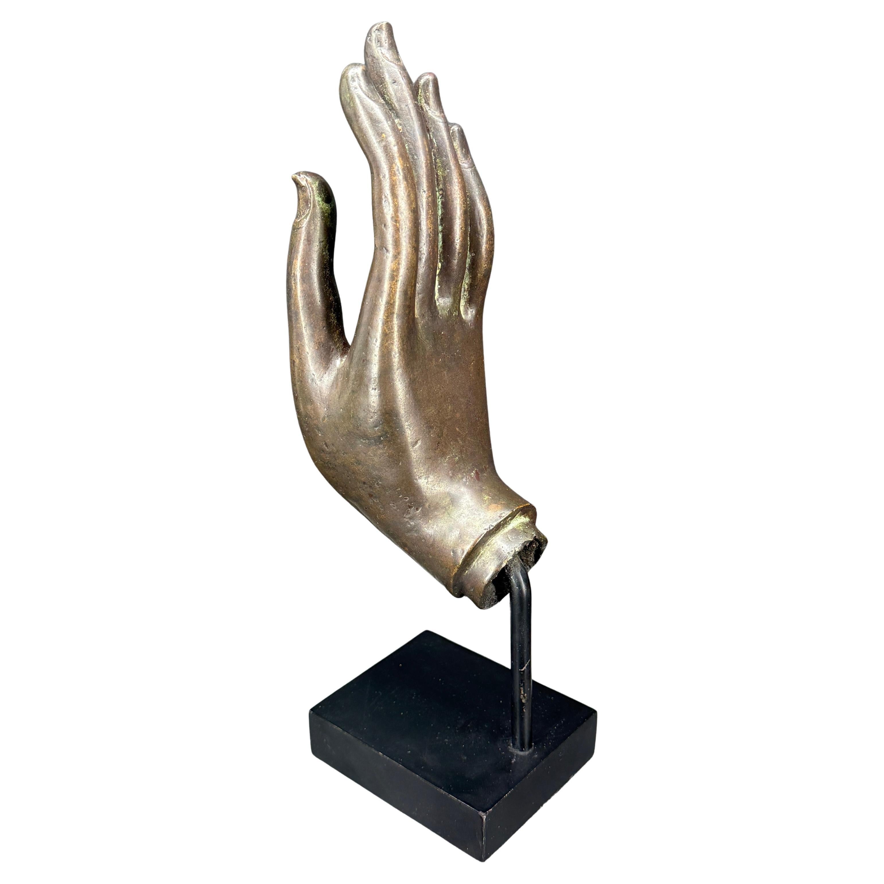Exportation chinoise Grande main de bouddha en bronze coulé du 19e siècle sur socle noir en vente