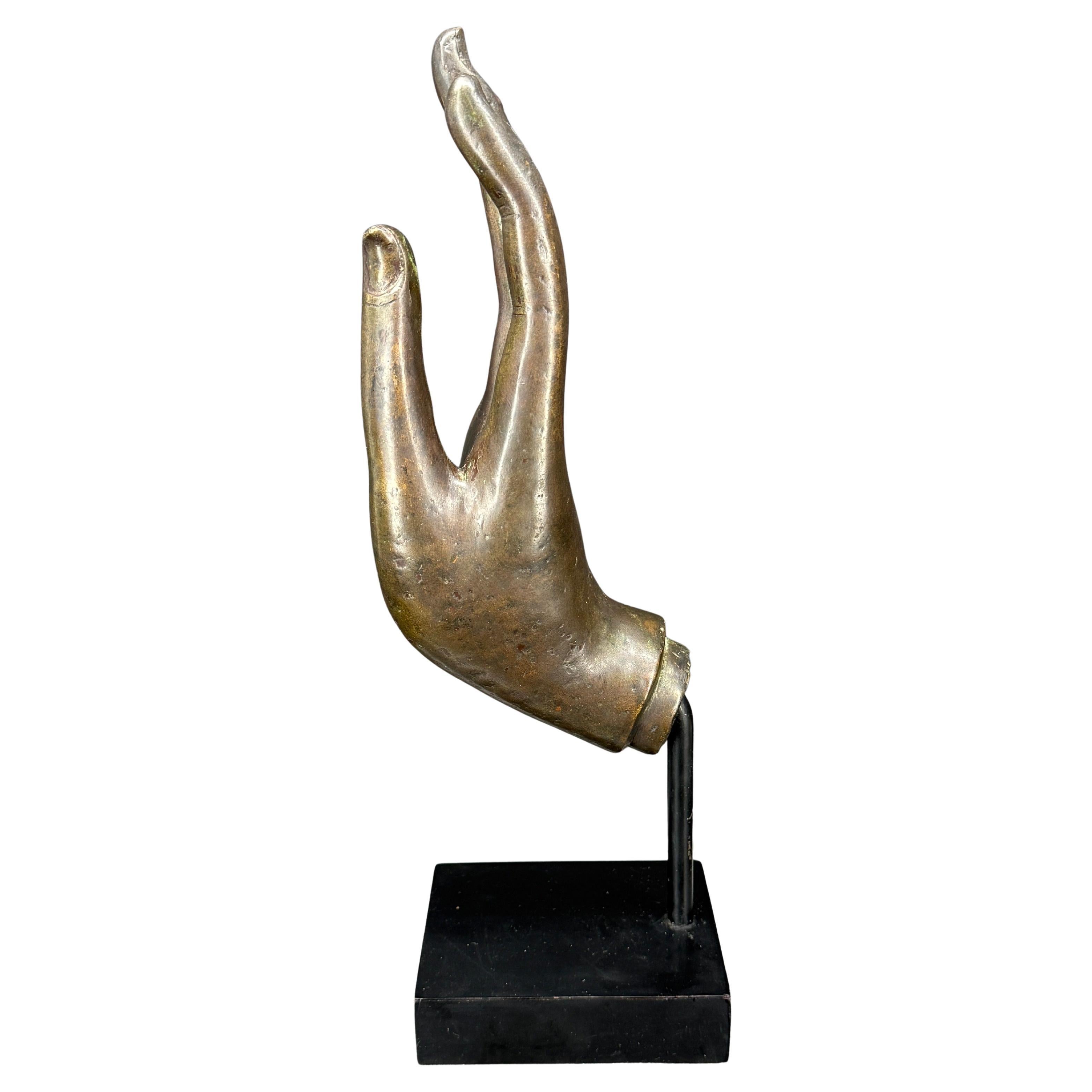 Thaïlandais Grande main de bouddha en bronze coulé du 19e siècle sur socle noir en vente