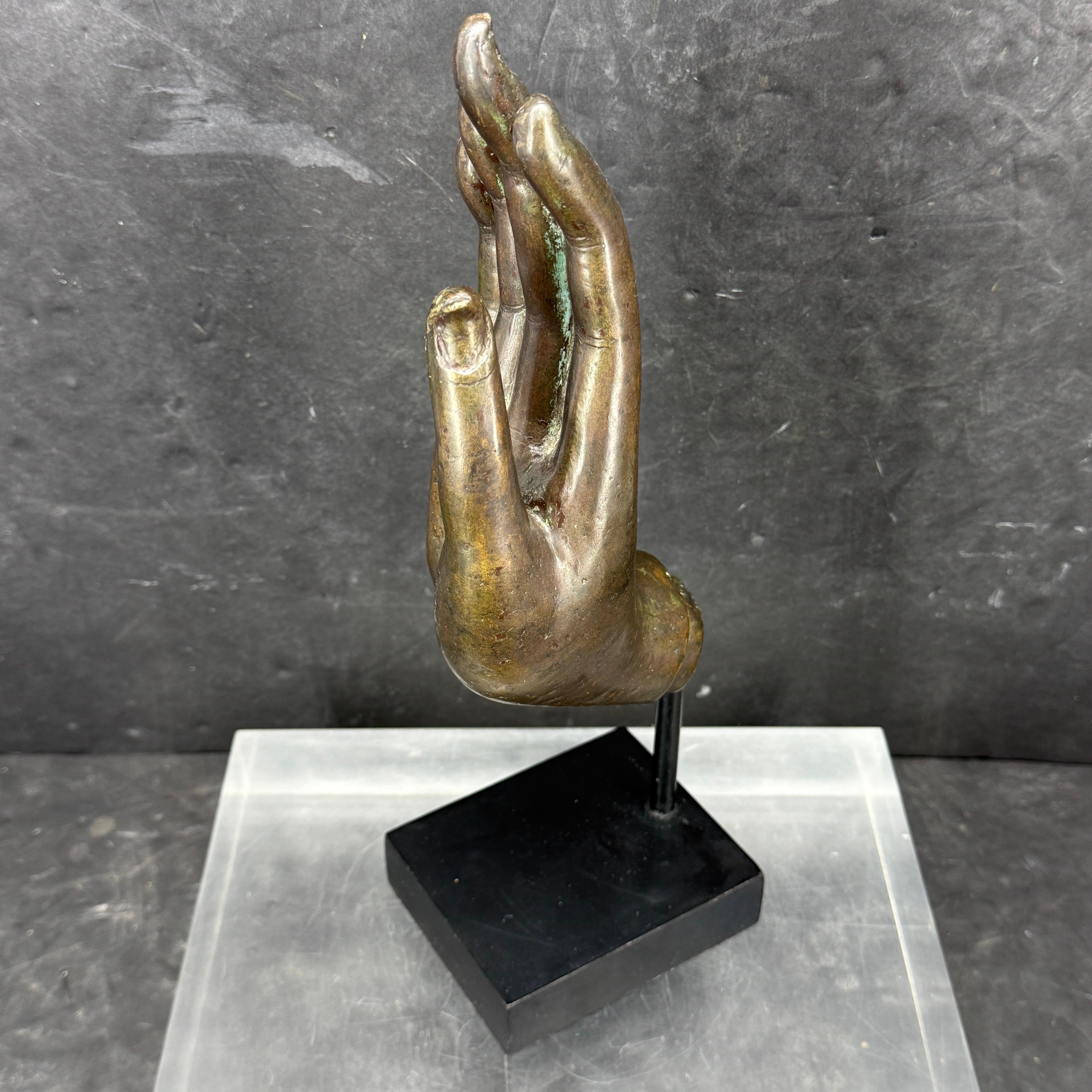 XIXe siècle Grande main de bouddha en bronze coulé du 19e siècle sur socle noir en vente