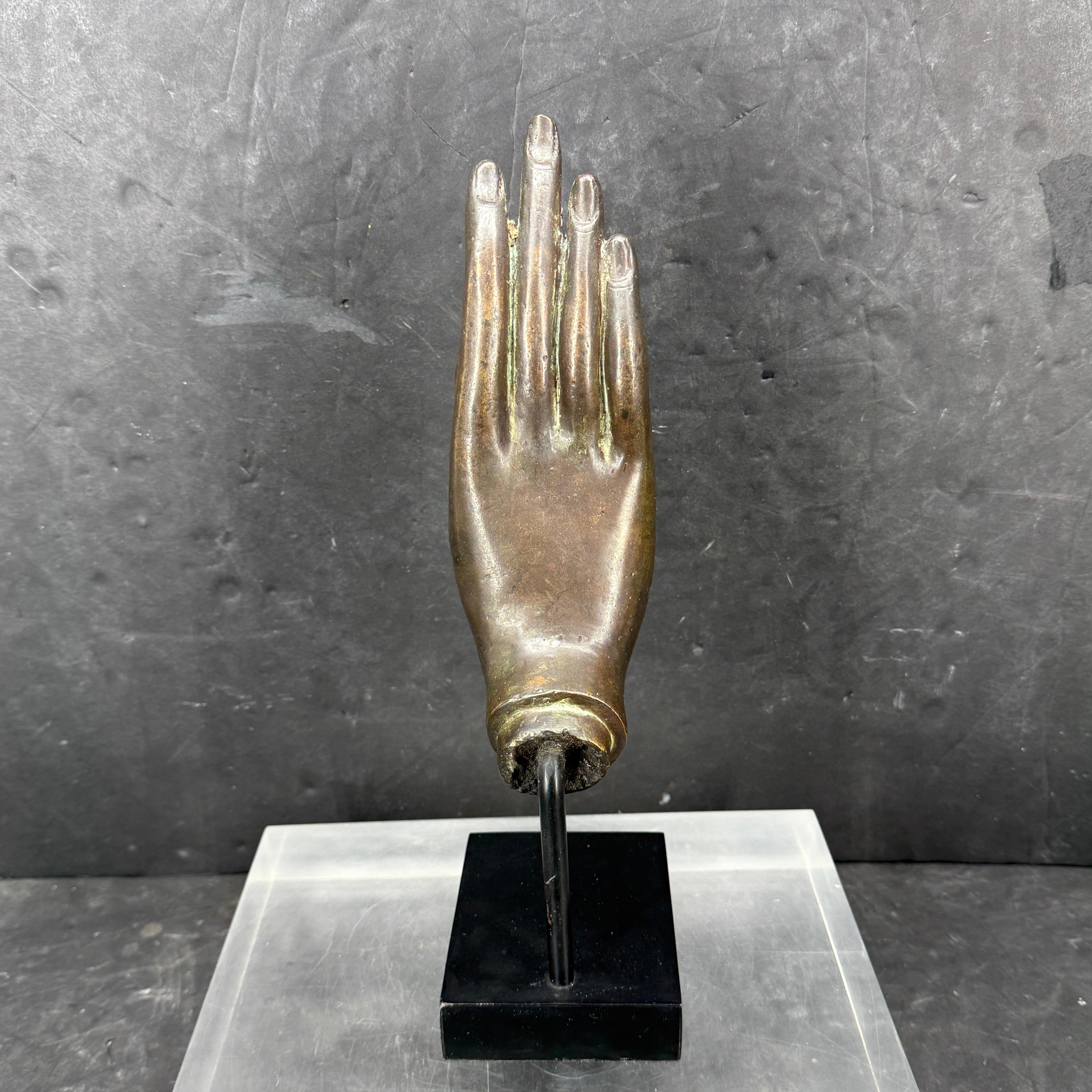 Grande main de bouddha en bronze coulé du 19e siècle sur socle noir en vente 1