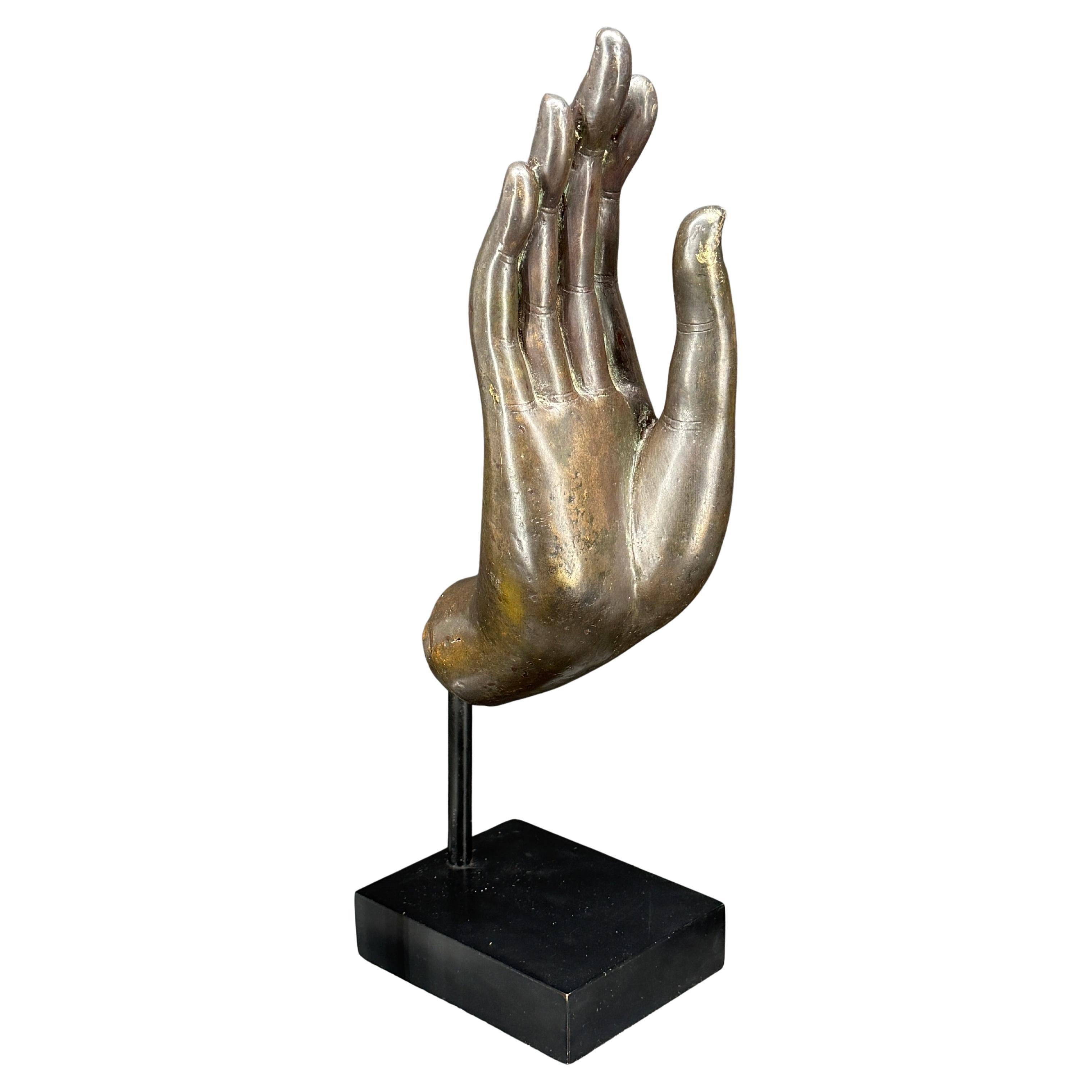 Grande main de bouddha en bronze coulé du 19e siècle sur socle noir