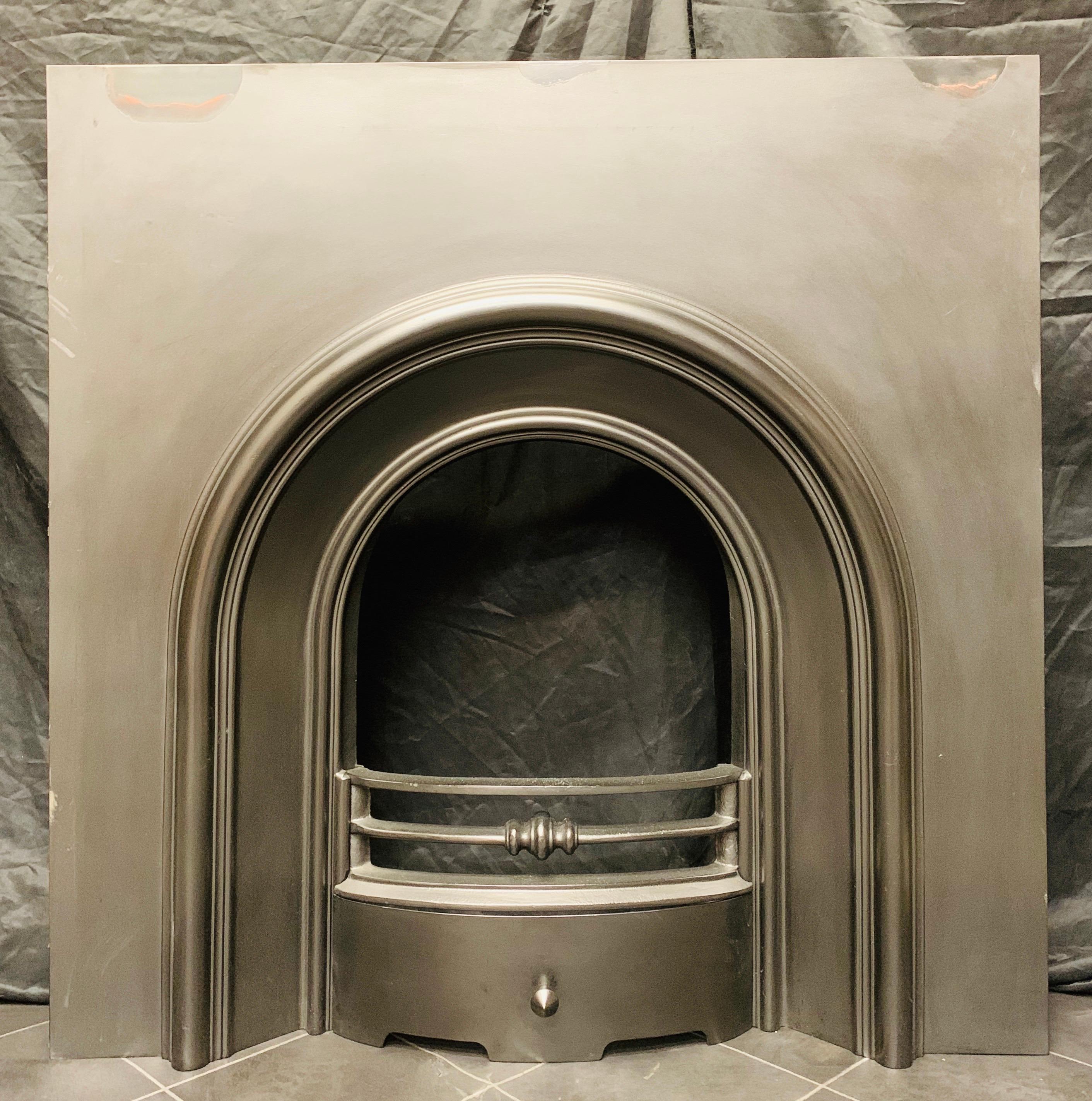 A large and simple cast iron 19th century arched fireplace insert with raised moulding and a three barred fire front complete with an ash pan door.
Scottish, circa 1880

Fire opening size: 660mm high to top of arch x 460mm wide.