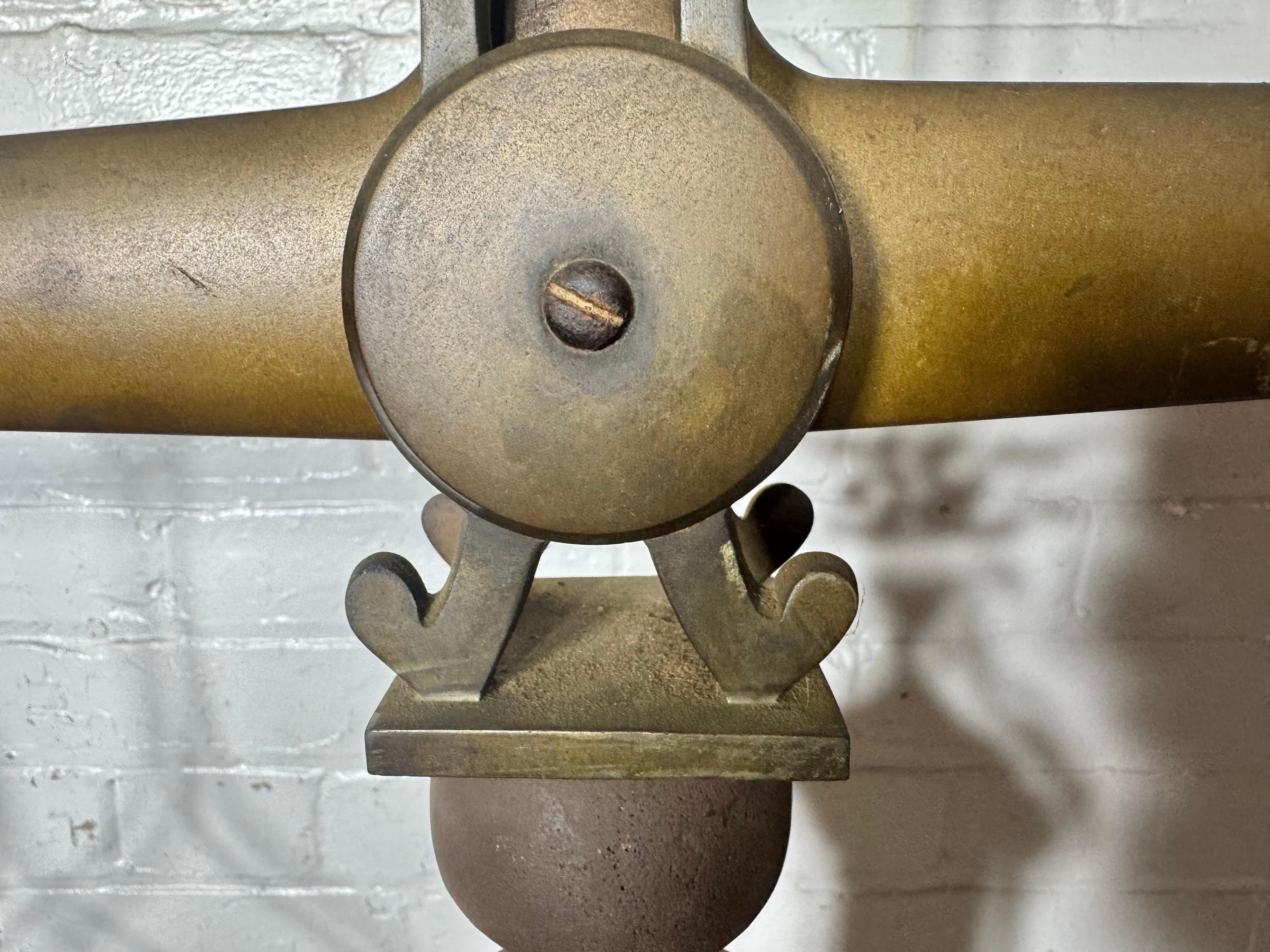 Rare balance en fer et en bronze de la fin du XIXe siècle, attribuée à J. Motk & Co. vers 1890. Cette balance exquise aurait été utilisée dans une boucherie traditionnelle ou un marché général.   deux importants 
Bassins en cuivre ... Grandes