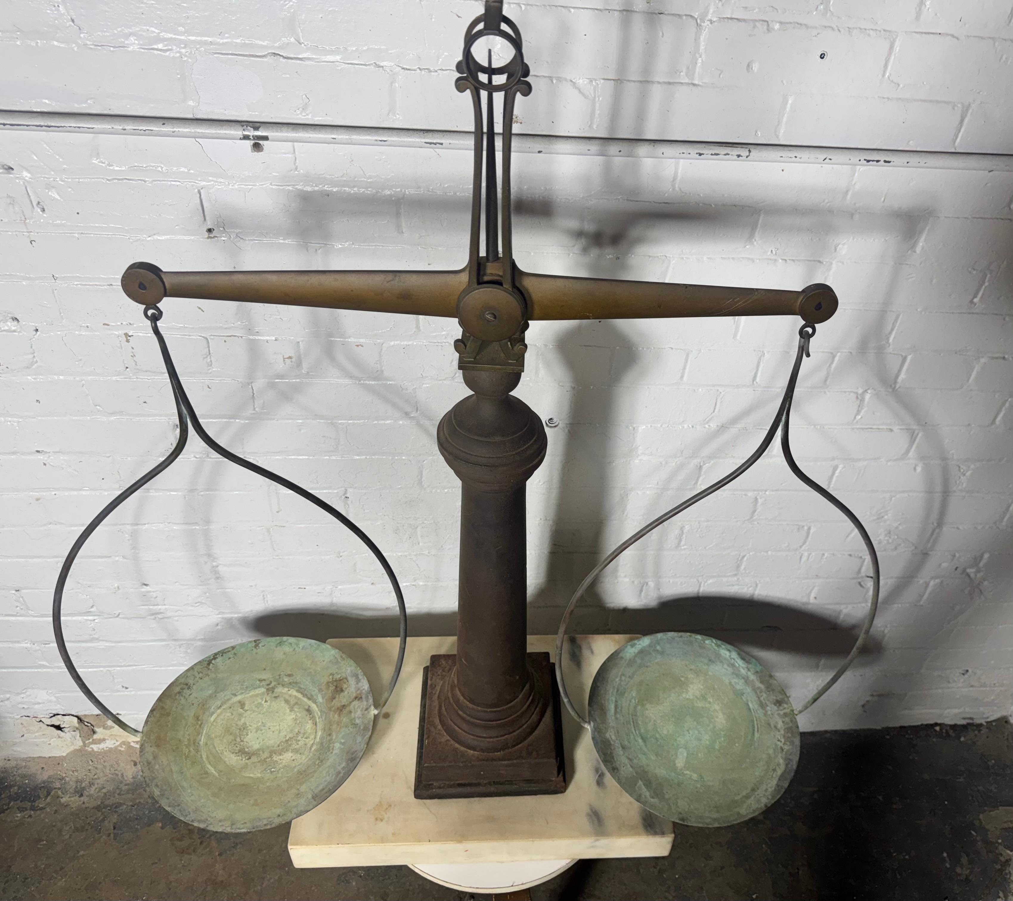 Victorien Grande balance de boucher en fonte, bronze, cuivre et marbre du 19e siècle en vente