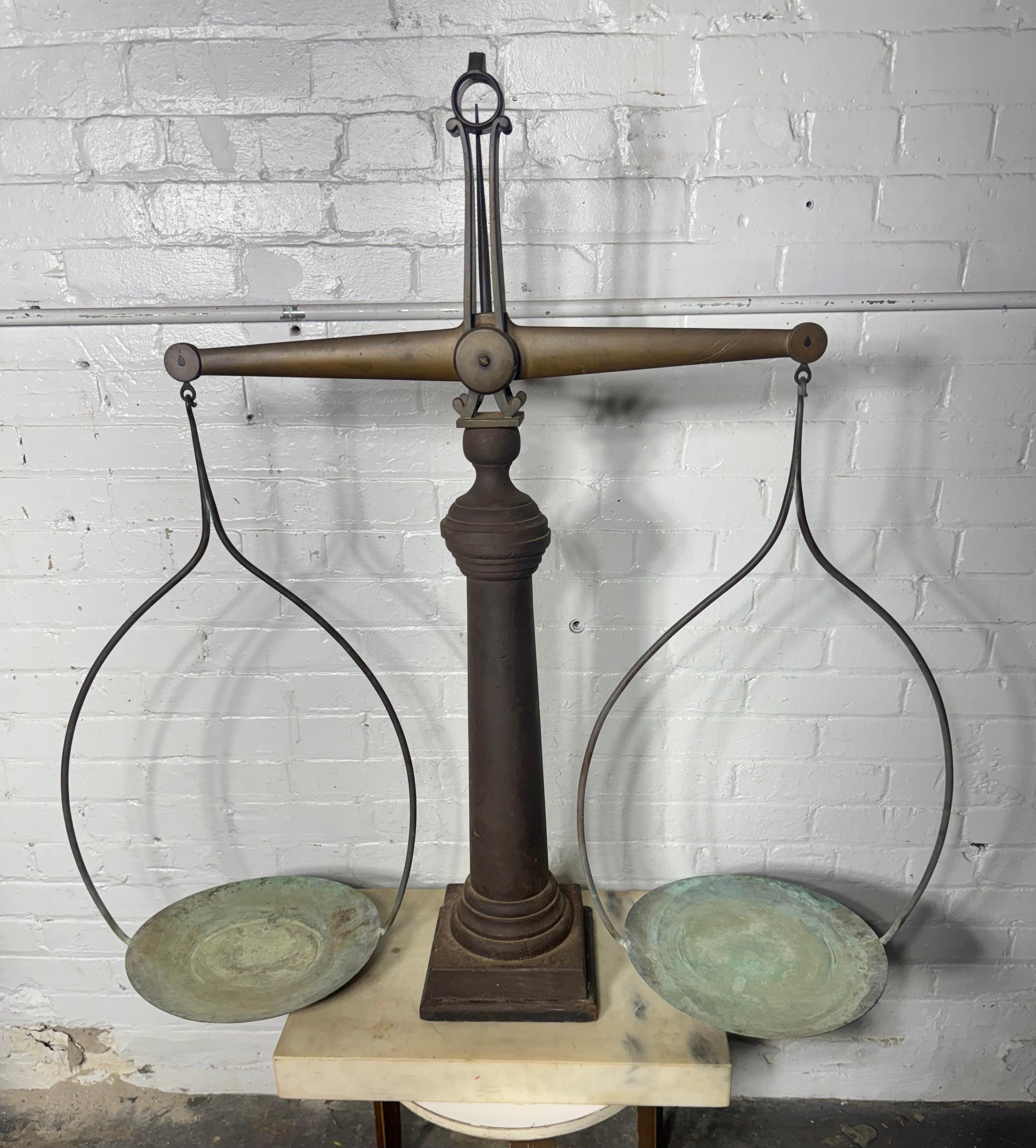 Grande balance de boucher en fonte, bronze, cuivre et marbre du 19e siècle en vente 2