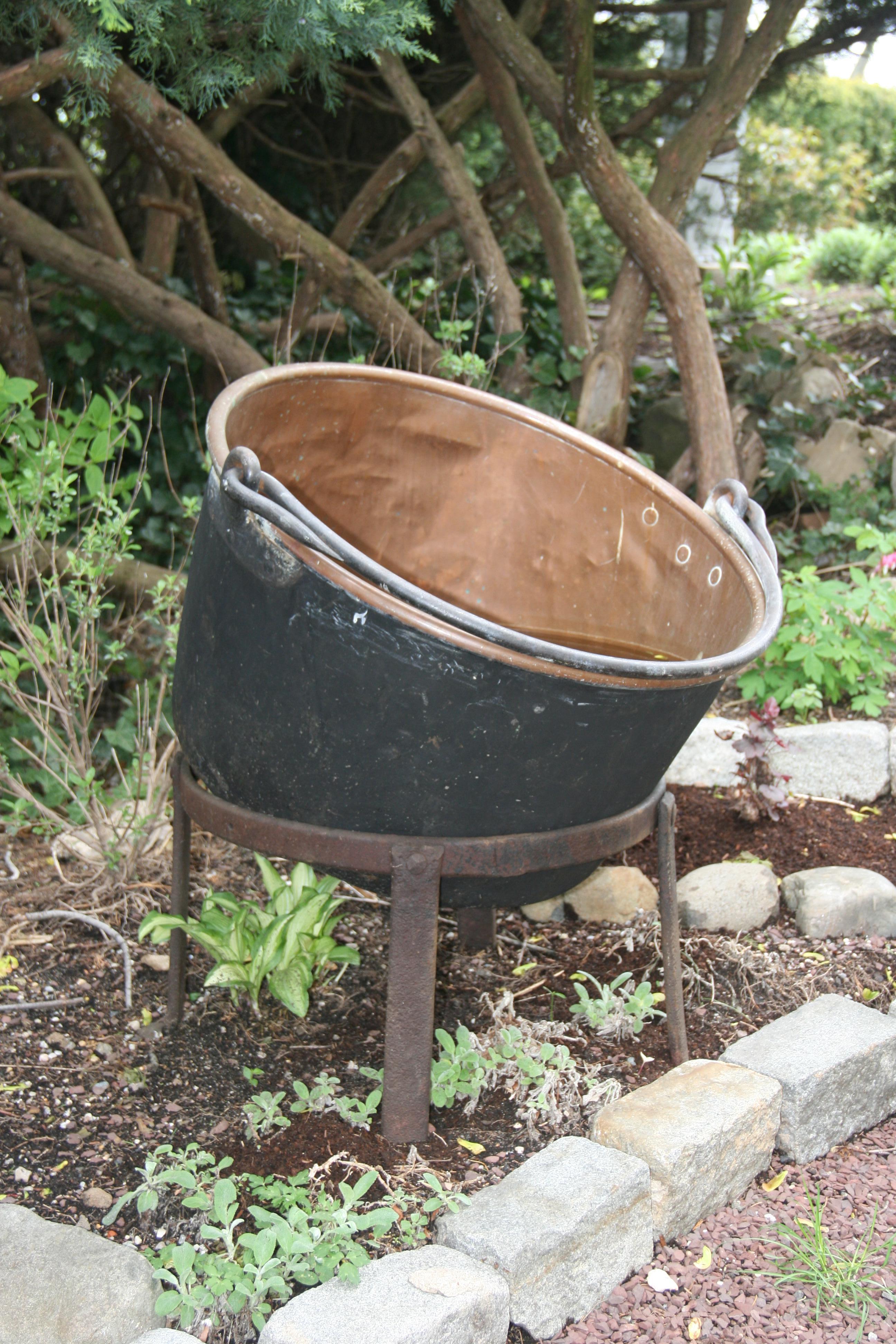 Großes Kupfer  Cauldron-Topf auf Eisensockel/Pflanzgefäß/Log Bin aus dem 19. Jahrhundert im Zustand „Gut“ im Angebot in Douglas Manor, NY