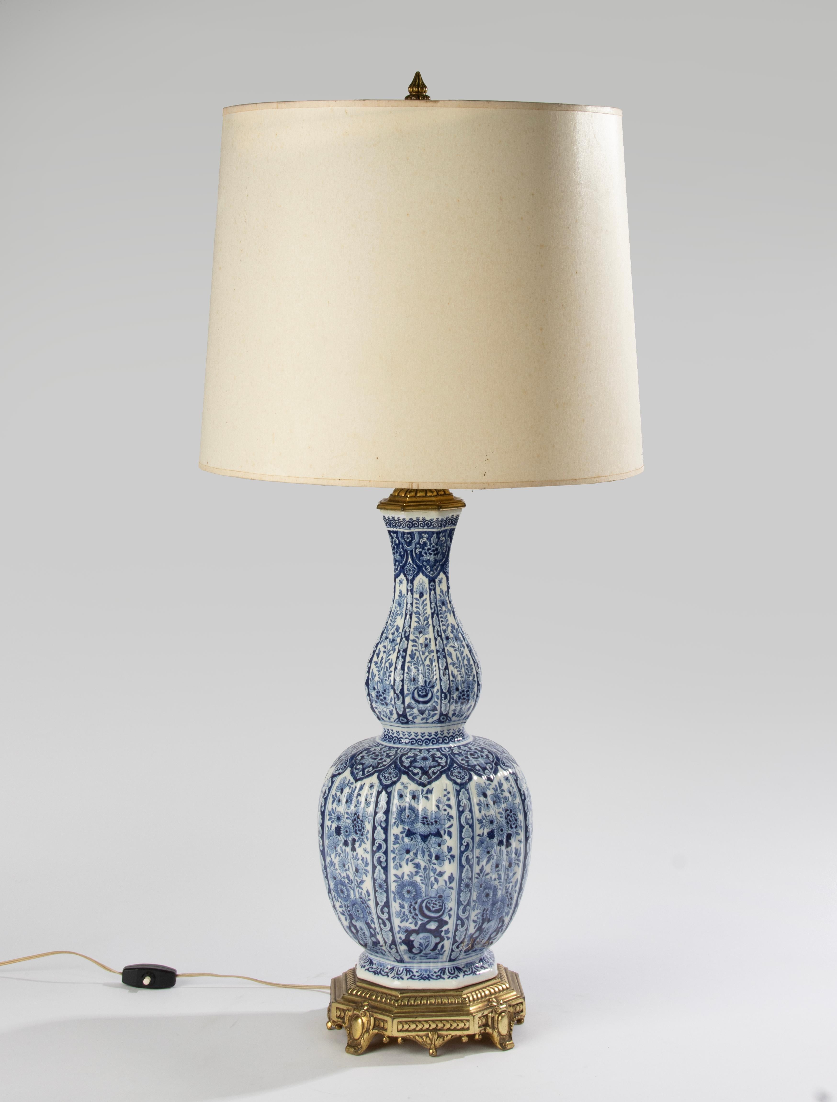Un magnifique vase ancien en céramique de Delft, qui a ensuite été transformé en lampe de table, dans les années 1960. Le vase en céramique de Delft date d'environ 1880. Il est marqué sur le fond. La céramique est peinte à la main avec de belles