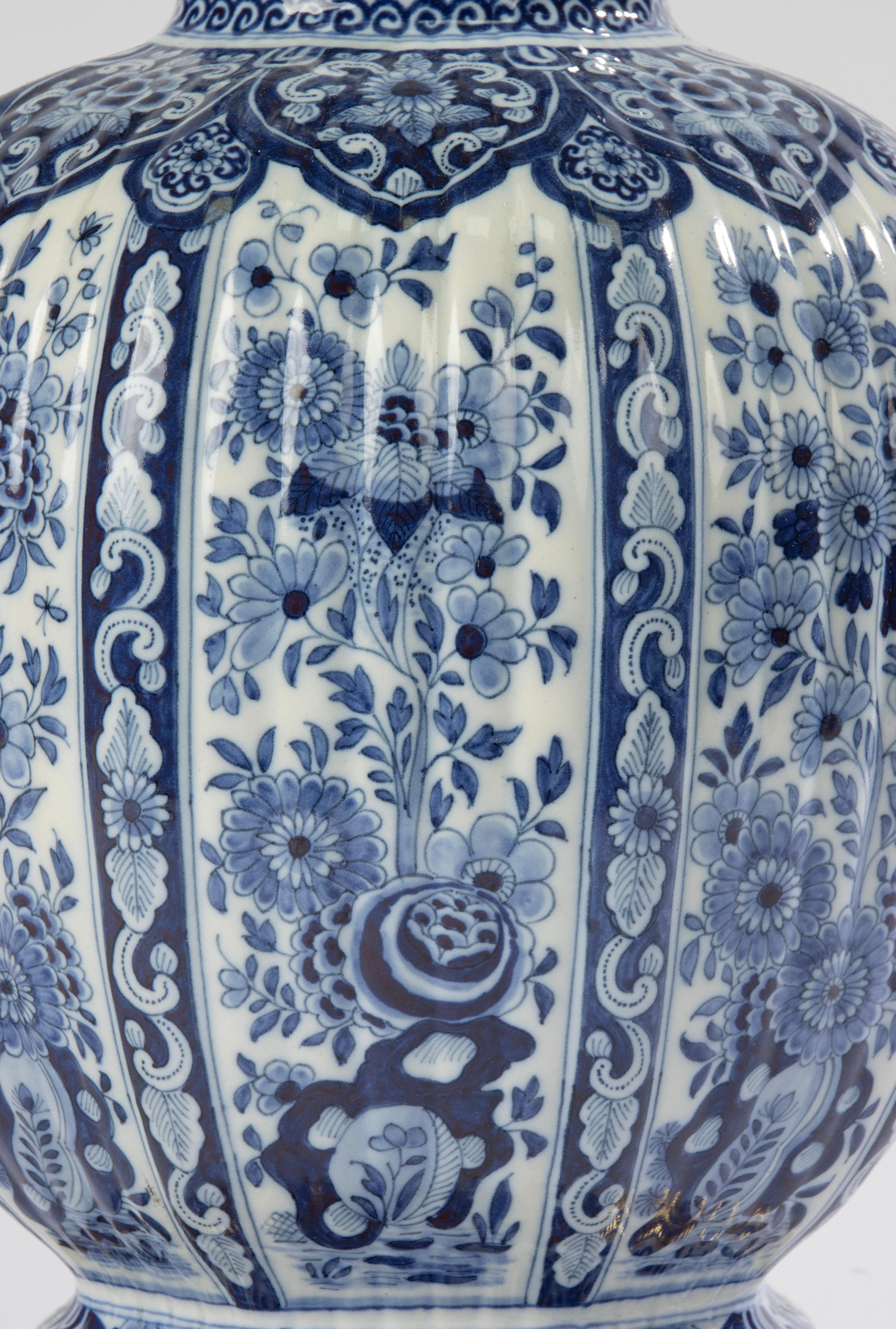 Peint à la main Grand vase en céramique de Delft du 19ème siècle - Lampe de table  en vente