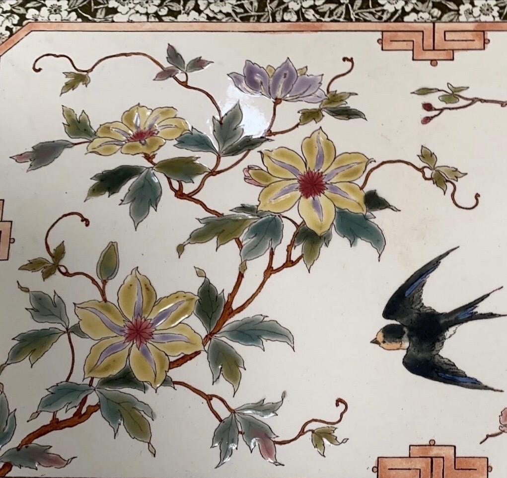 Mouvement esthétique Grande plaque en céramique du 19ème siècle avec des hirondelles et des fleurs en vente