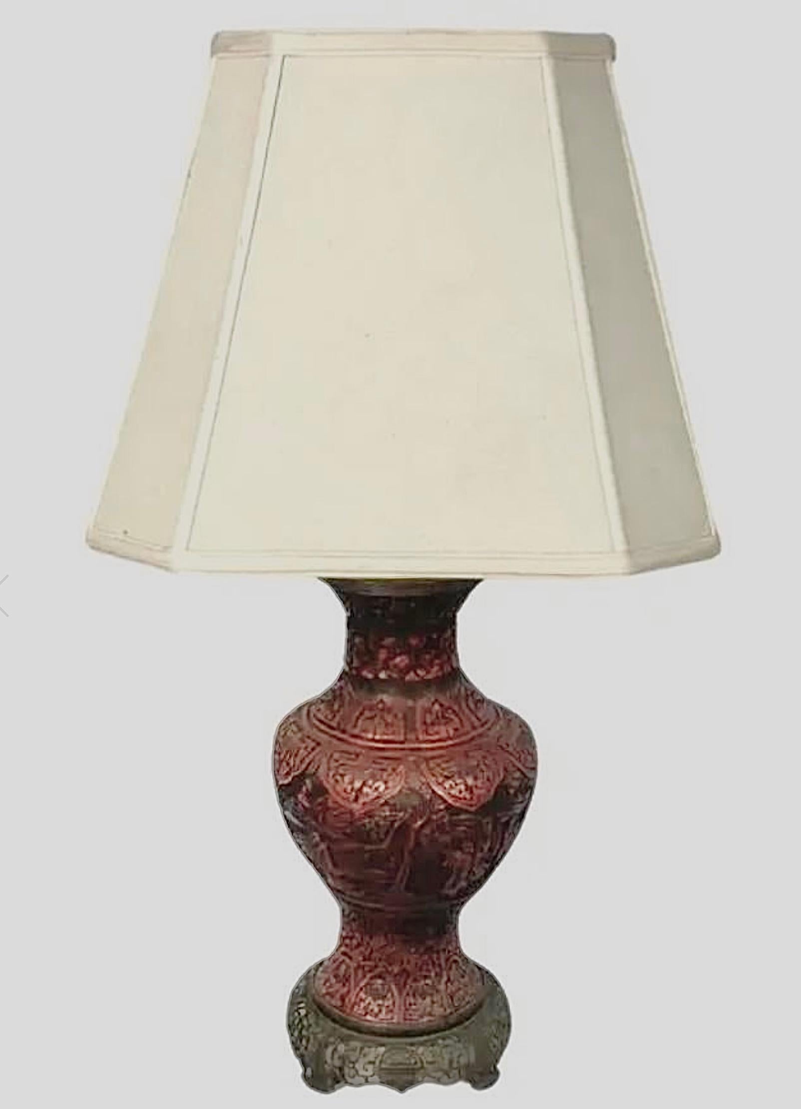 Grand vase Cinnabar sculpté chinois du 19ème siècle comme lampe de bureau en vente 3