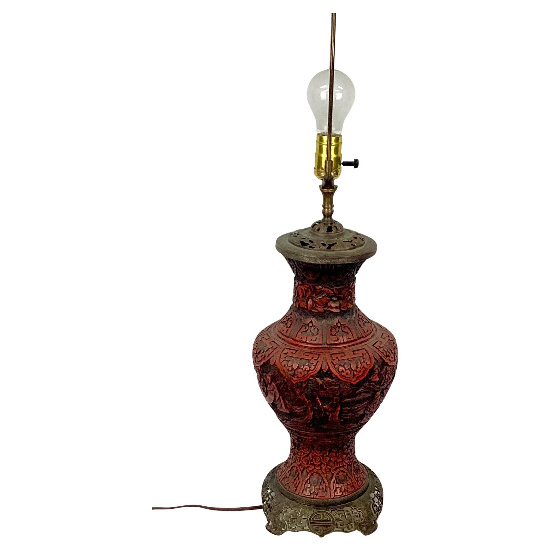 Chinois Grand vase Cinnabar sculpté chinois du 19ème siècle comme lampe de bureau en vente