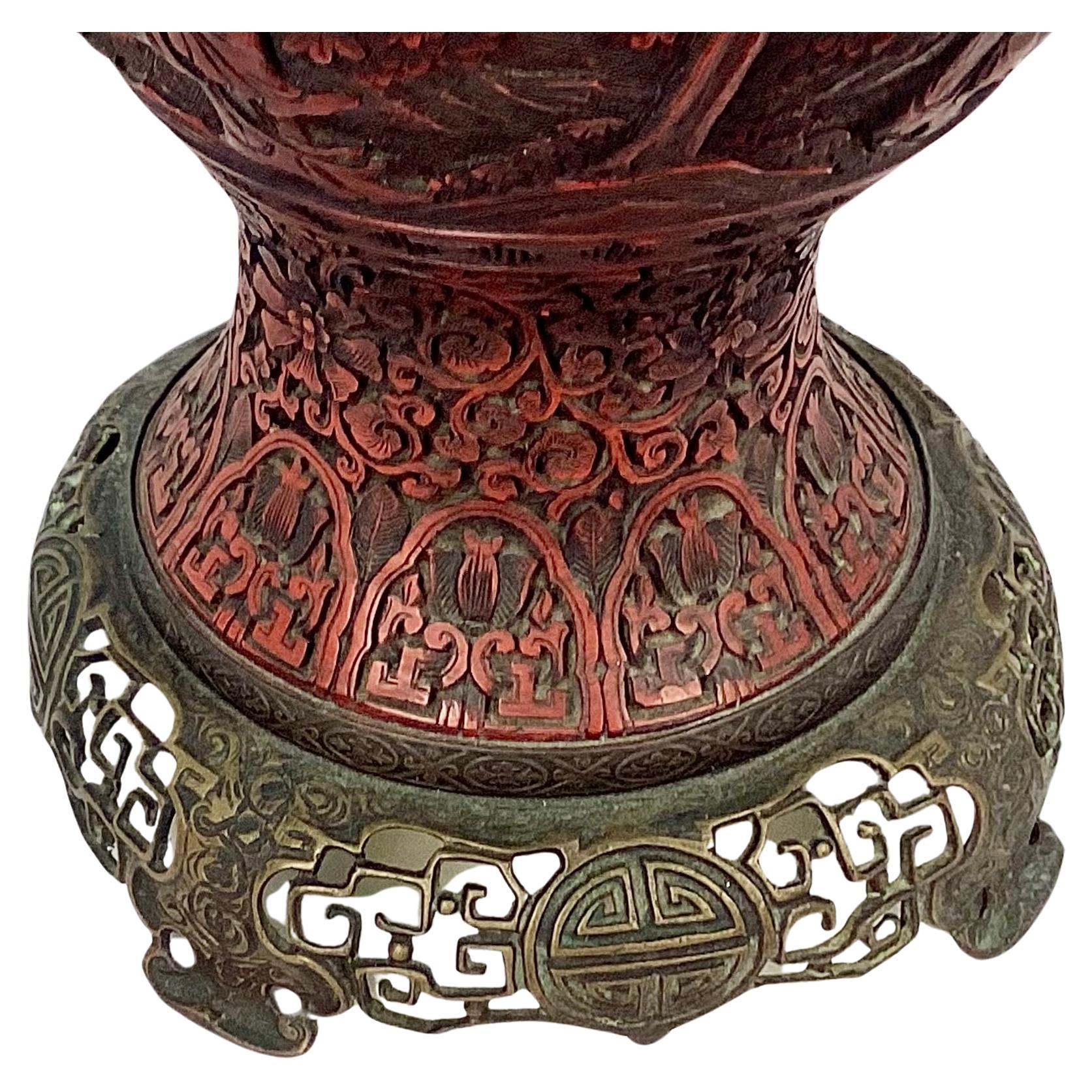 Laque Grand vase Cinnabar sculpté chinois du 19ème siècle comme lampe de bureau en vente