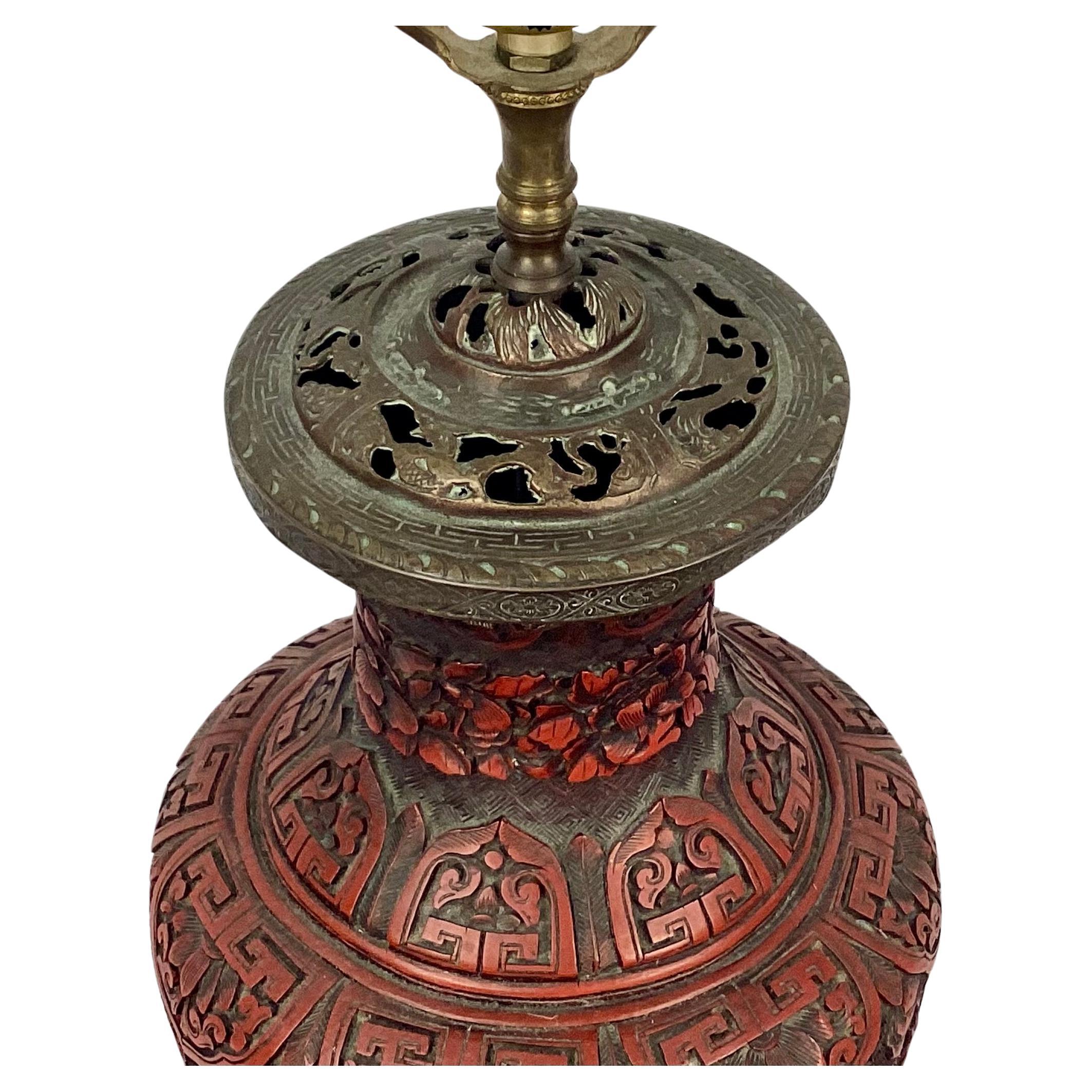 Grand vase Cinnabar sculpté chinois du 19ème siècle comme lampe de bureau en vente 1