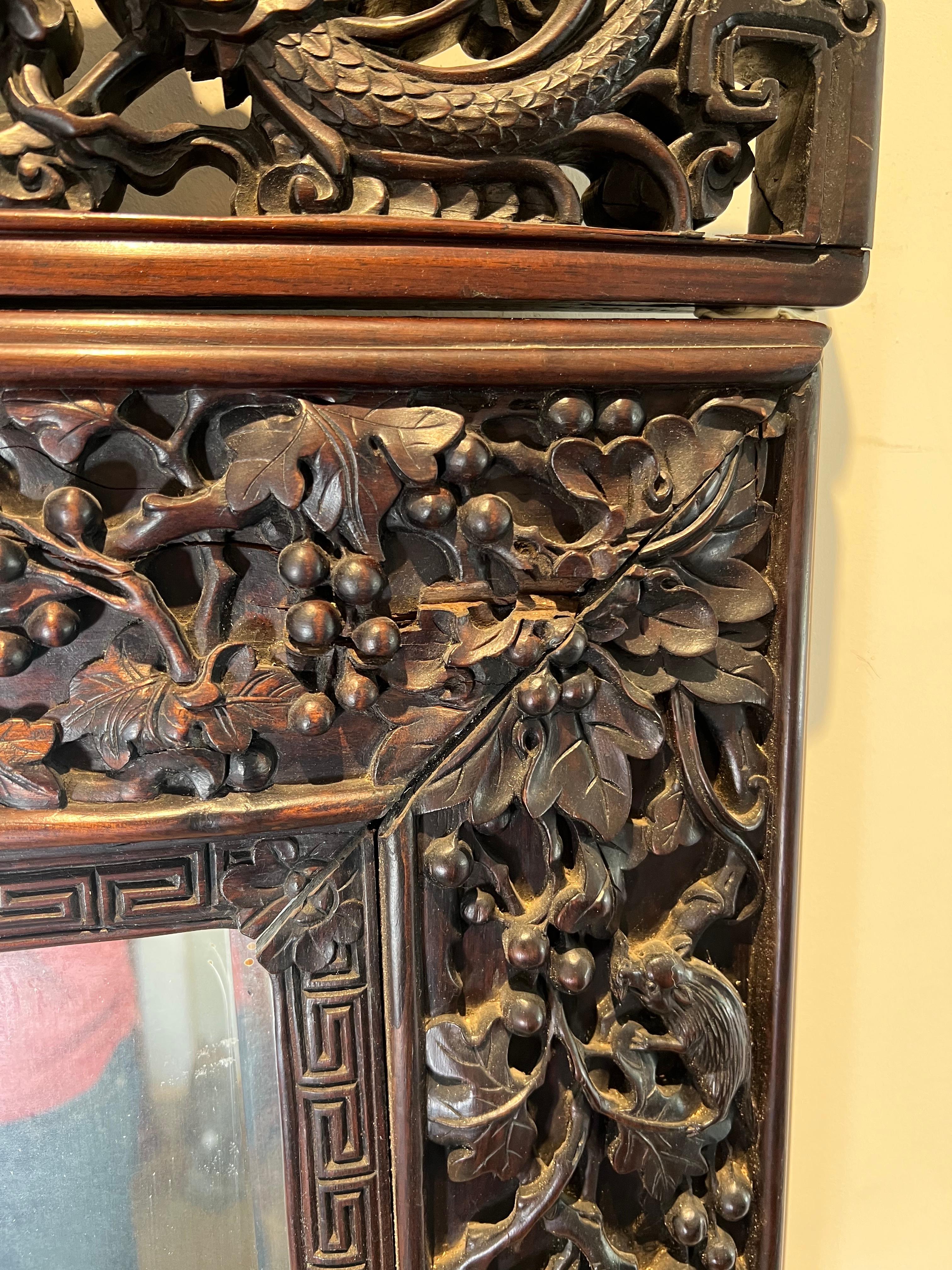 XIXe siècle Grand miroir chinois en bois de rose sculpté du 19ème siècle en vente