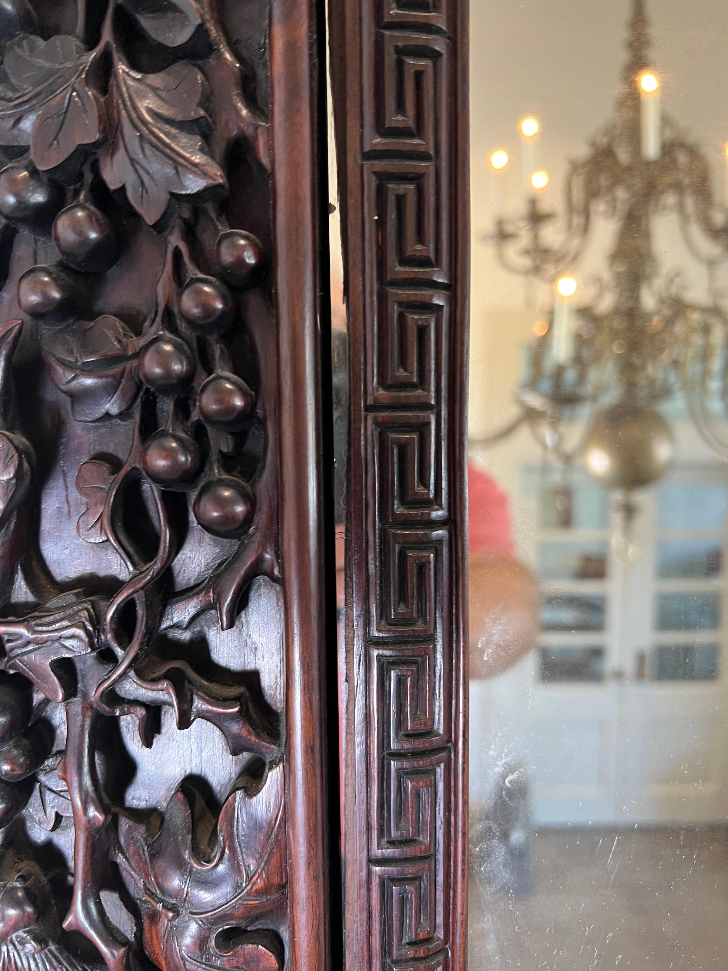 Miroir Grand miroir chinois en bois de rose sculpté du 19ème siècle en vente